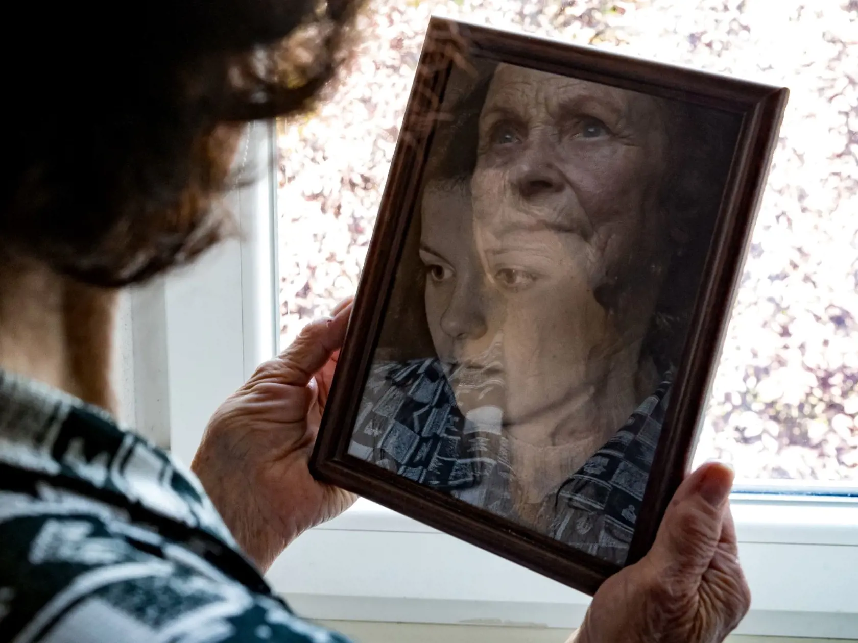 Rozhovor s pani Margarétou Cervanovou, ktorej dcéru, medičku Ľudmilu Cervanovú znásilnili a zavraždili v roku 1976 - kauza Cervanová. Na snímke je pani Margaréta Cervanová s portrétom zavraždenej dcéry Ľudmily.