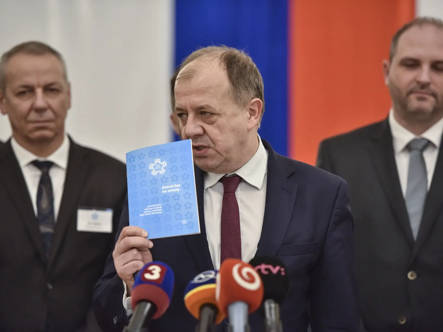 Na snímke v popredí prezident Únie miest Slovenska (ÚMS) Richard Rybníček, v pozadí vľavo primátor Banskej Bystrice Ján Nosko, v pozadí vpravo primátor mesta Košice Jaroslav Polaček.