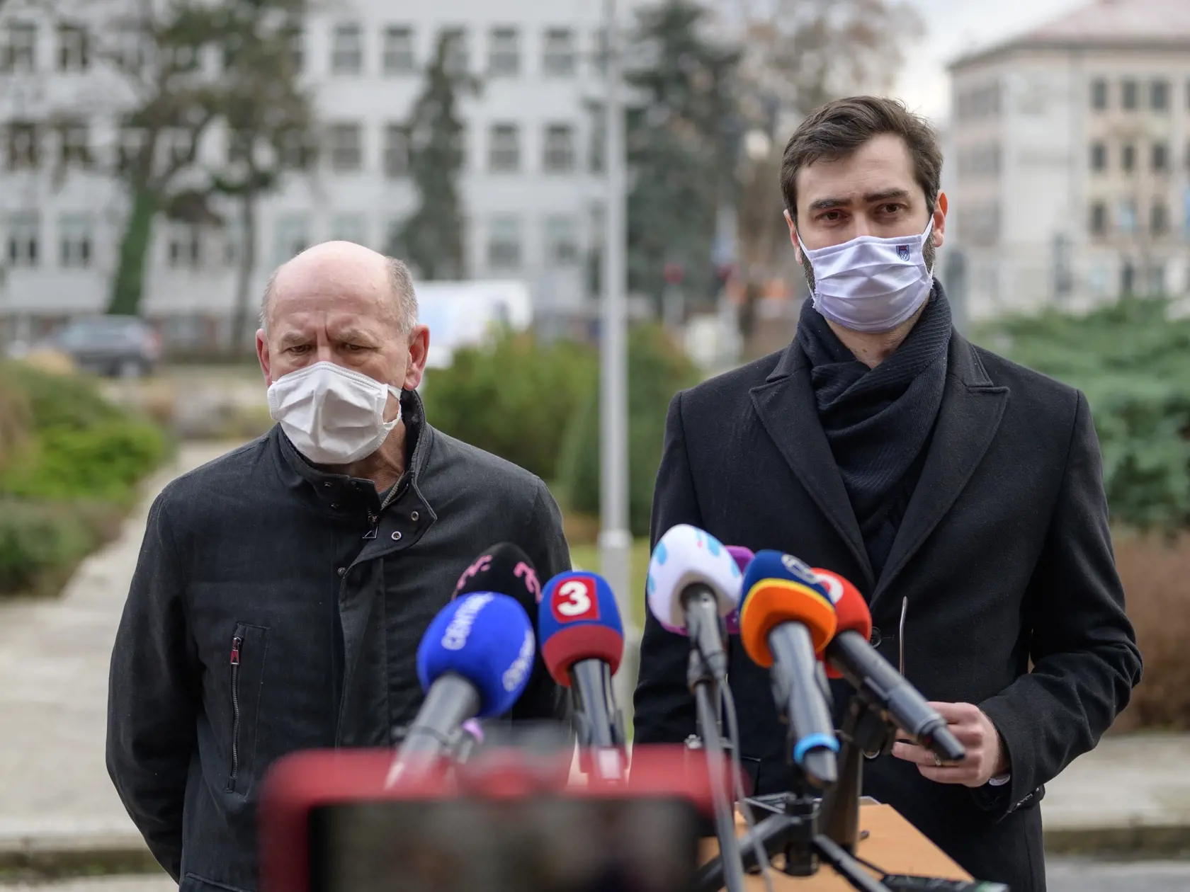 Na snímke riaditeľ nitrianskej nemocnice Milan Dubaj (vľavo) a primátor mesta Nitra Marek Hattas počas tlačovej konferencie 4. januára 2021 pred budovou Mestského úradu v Nitre k najnovšiemu vývoju pandémie v Nitre a okolí. FOTO TASR - Henrich Mišovič
