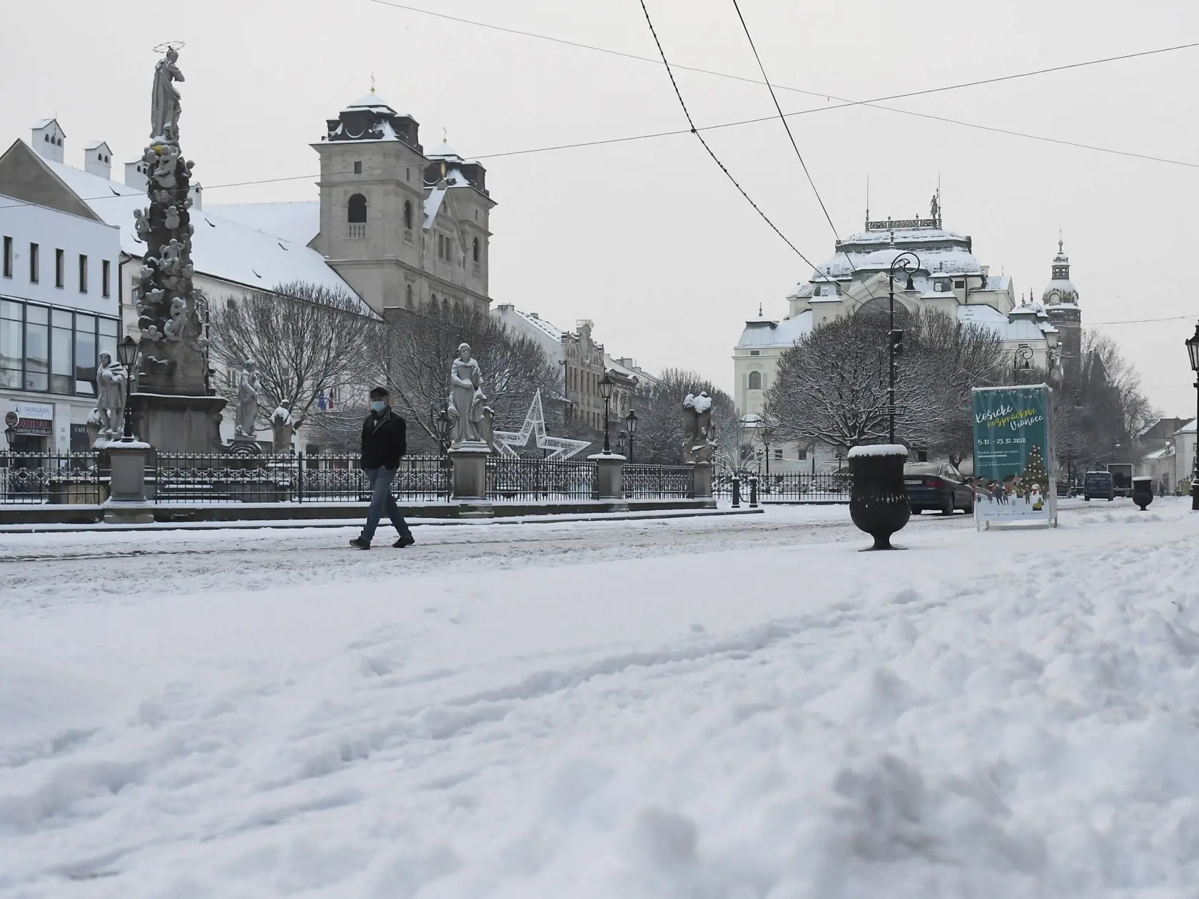 Hlavná ulica v Košiciach pod snehovou prikrývkou.