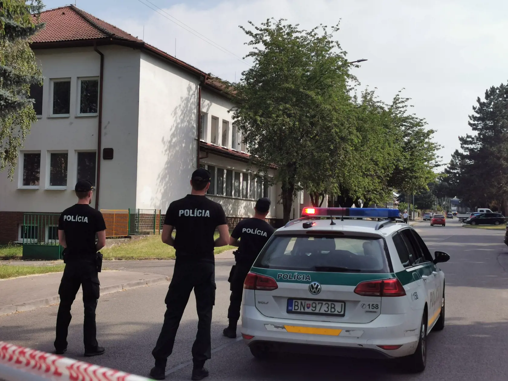 Súd v Bánovciach mal rozhodnúť v prípade sporu Bánovce nad Bebravou verzus Národná diaľničná spoločnosť. Pre nahlásenú bombu tak urobiť nemohol.