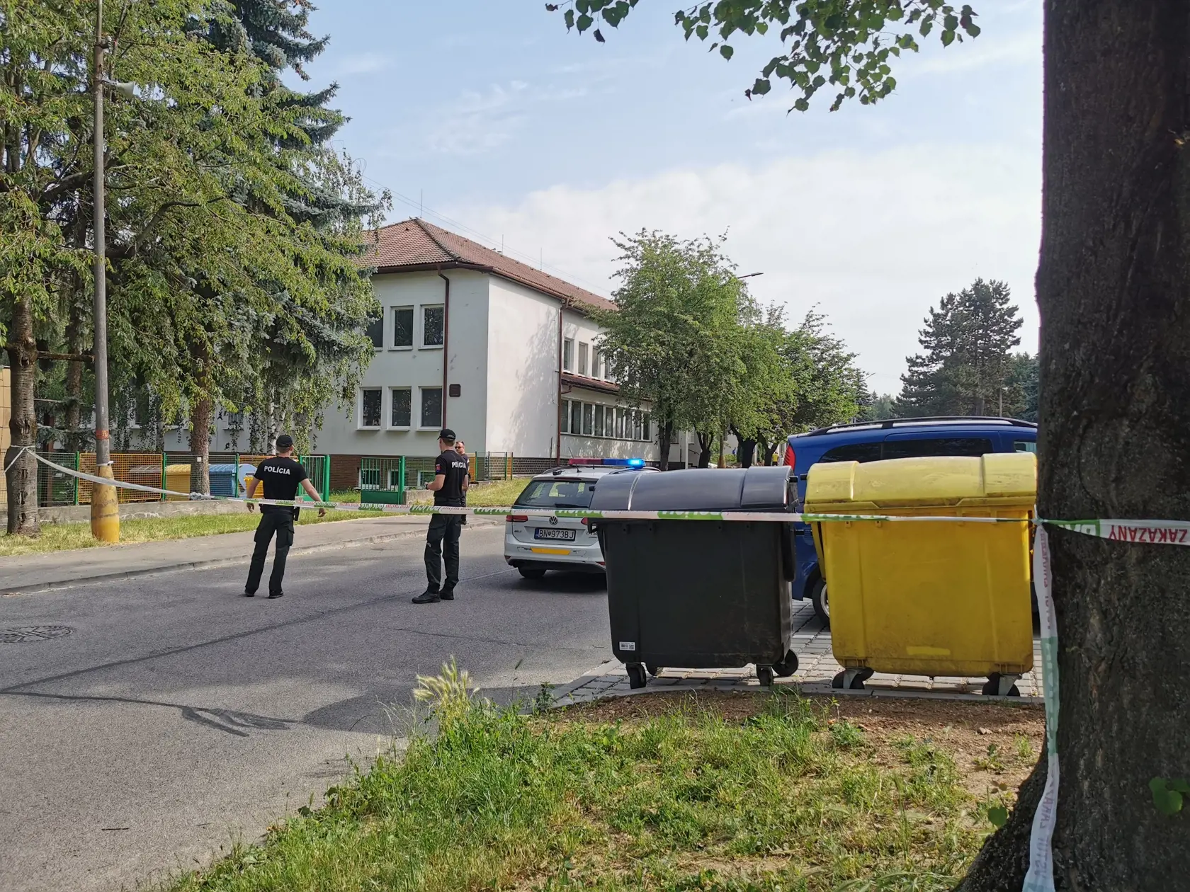Miesto súdneho pojednávania o moste odnikiaľ nikam, museli policajti bánovský súd vypratať, niekto tu, aj na ostatných slovenských súdoch, nahlásil bombu.