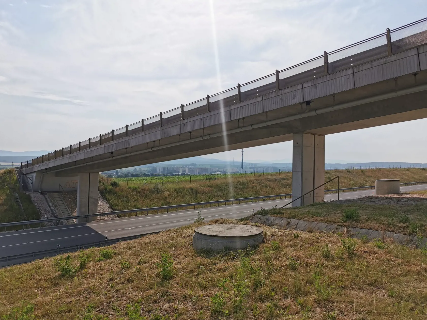 Most vedie ponad rýchlostnú cestu a miesto toho, aby sa po ňom preháňali autá, objavili ho srnky a iná lesná zver.