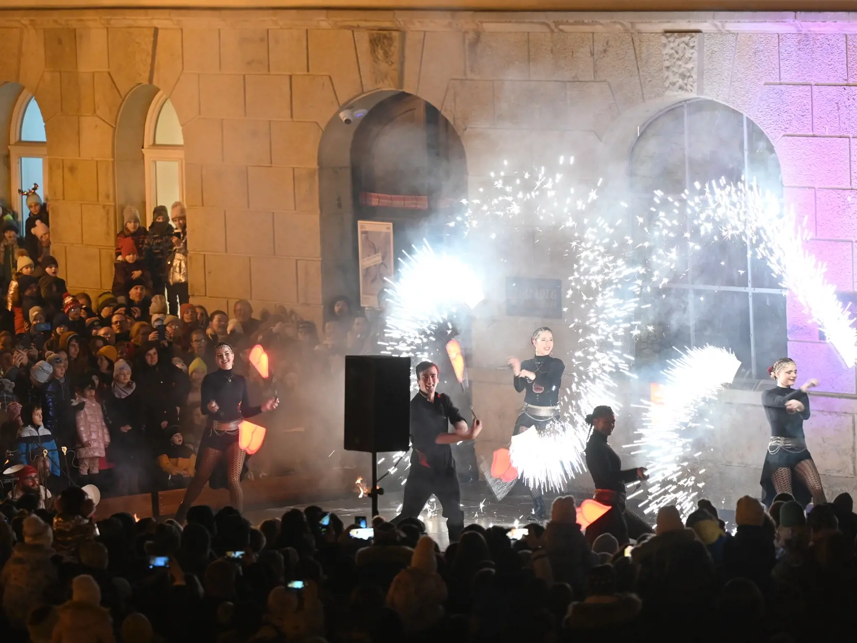 Na snímke ohňová šou v podaní Dream Dancers v Trnave v sobotu 31. decembra 2022.