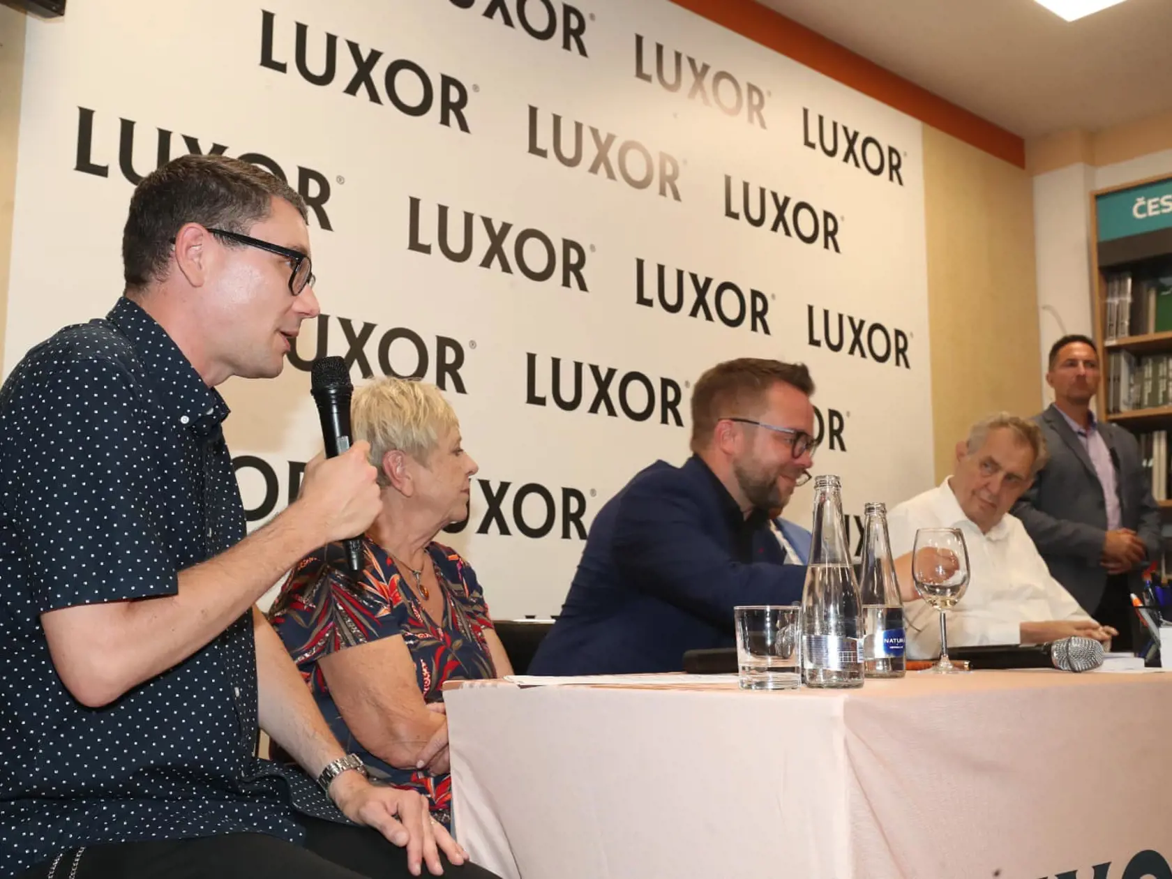 Autogramiáda knihy Sprisahanie - Pravda o pokuse odstrániť prezidenta SR v kníhkupectve Luxor na Václavskom námestí bola skvelá!