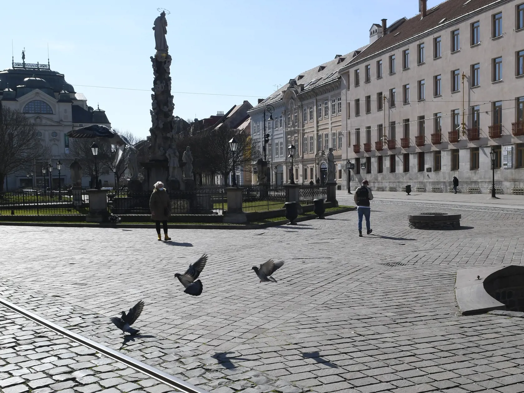 Na snímke takmer vyľudnené centrum Košíc predpoludním na Hlavnej ulici.