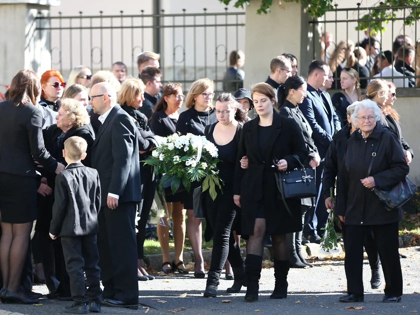 Posledná rozlúčka s nadanou študentkou Broňou. V sobotu (8.10.) sa rozlúčili rodiny Mareka a Brone so svojími milovanými deťmi, vnúčatami, a súrodencami. Ich mladé životy vyhasli vinou opitého vodiča.
