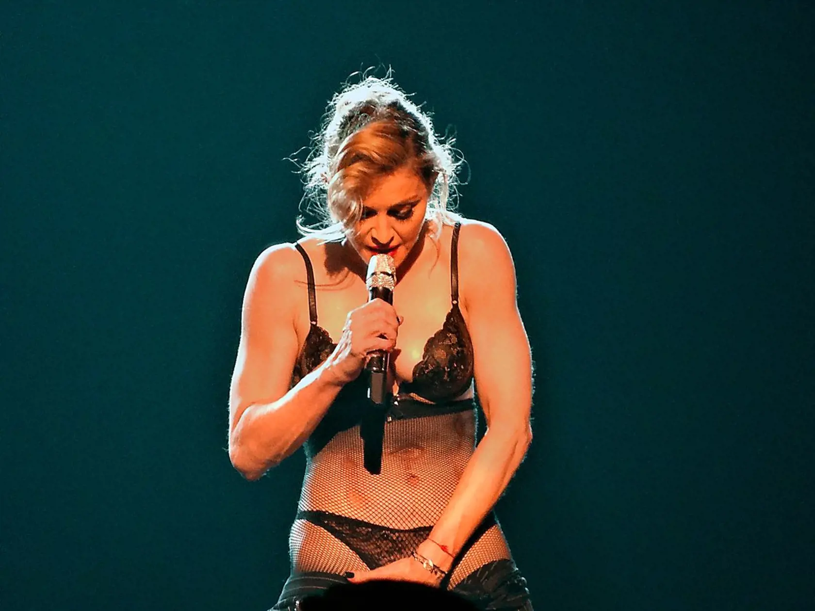 Postrelené pakistanské dievča si Madonna uctila piesňou i striptízom.