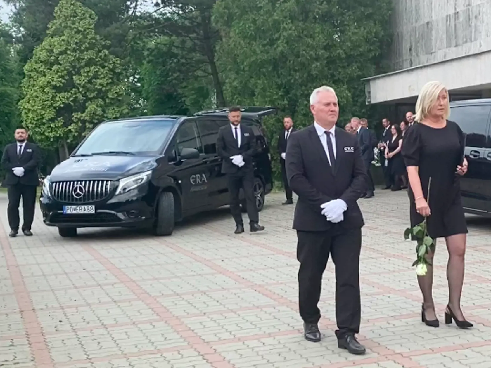 Exmanželka zabávača Michala Hudáka, Edita Hudáková, kráčala v čele pohrebného sprievodu pri poslednej rozlúčke s obeťou moravského tornáda - Prešovčankou Martinou (†32) Vaňkovou, rodenou Cmarovou, dcérou hudobníka známej kapely Mloci.