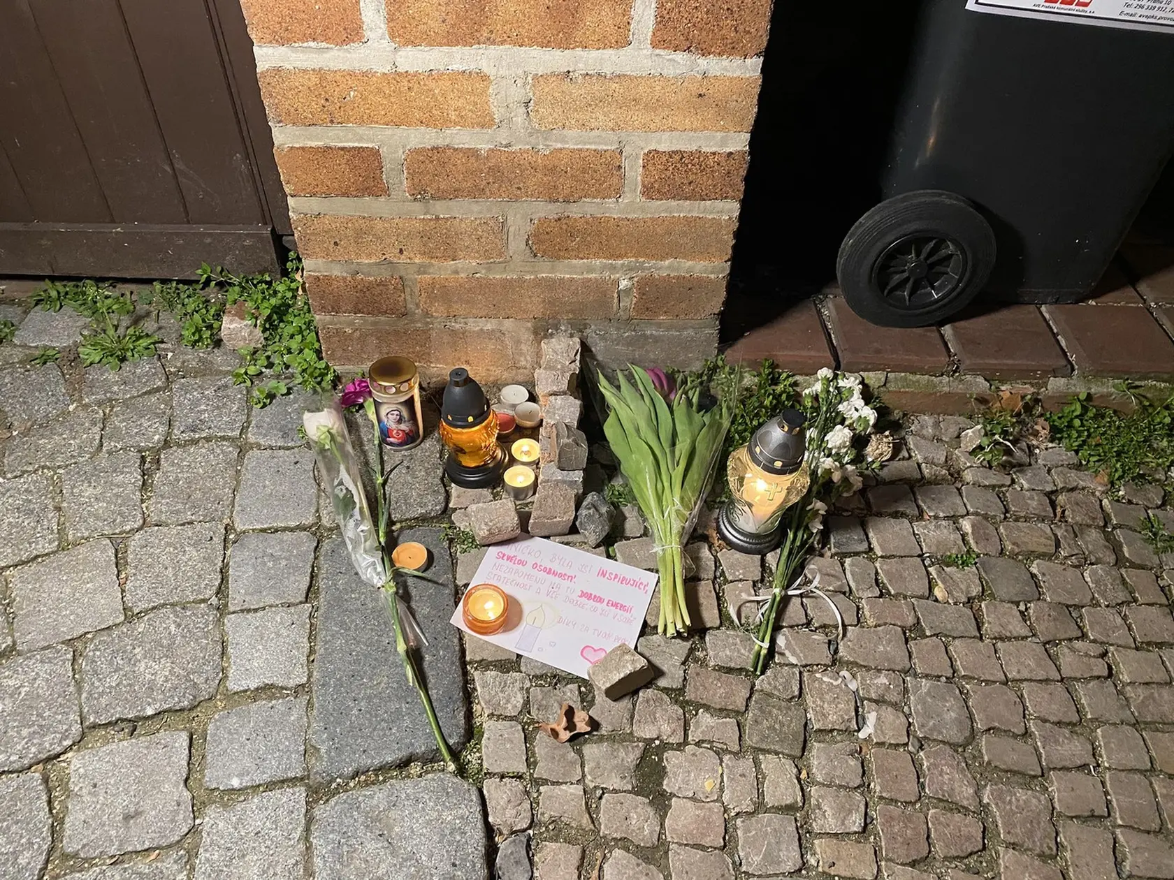 Pred domom manželov Dády a Felixa Slováčkovcov vytvorili ľudia pietne miesto na počesť ich zosnulej dcéry Aničky (†29). Nechýbajú rôzne osobné odkazy.