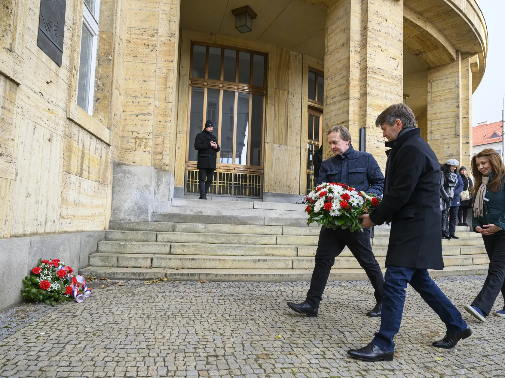Na snímke štátny tajomník Ministerstva zahraničných vecí a európskych záležitostí SR Marek Eštok (uprostred) kladie veniec počas spomienkového podujatia na protestný pochod slovenských študentov zo 16. novembra 1989 pred budovou rektorátu Univerzity Komenského na Šafárikovom námestí v Bratislave v sobotu 16. novembra 2024.