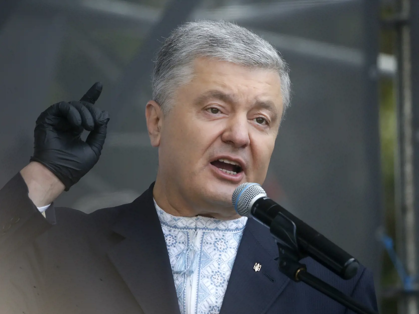 Bývalý ukrajinský prezident Petro Porošenko reční počas protestného zhromaždenia na podporu ukrajinského jazyka pred budovou ukrajinského parlamentu v Kyjeve 16. júla 2020.