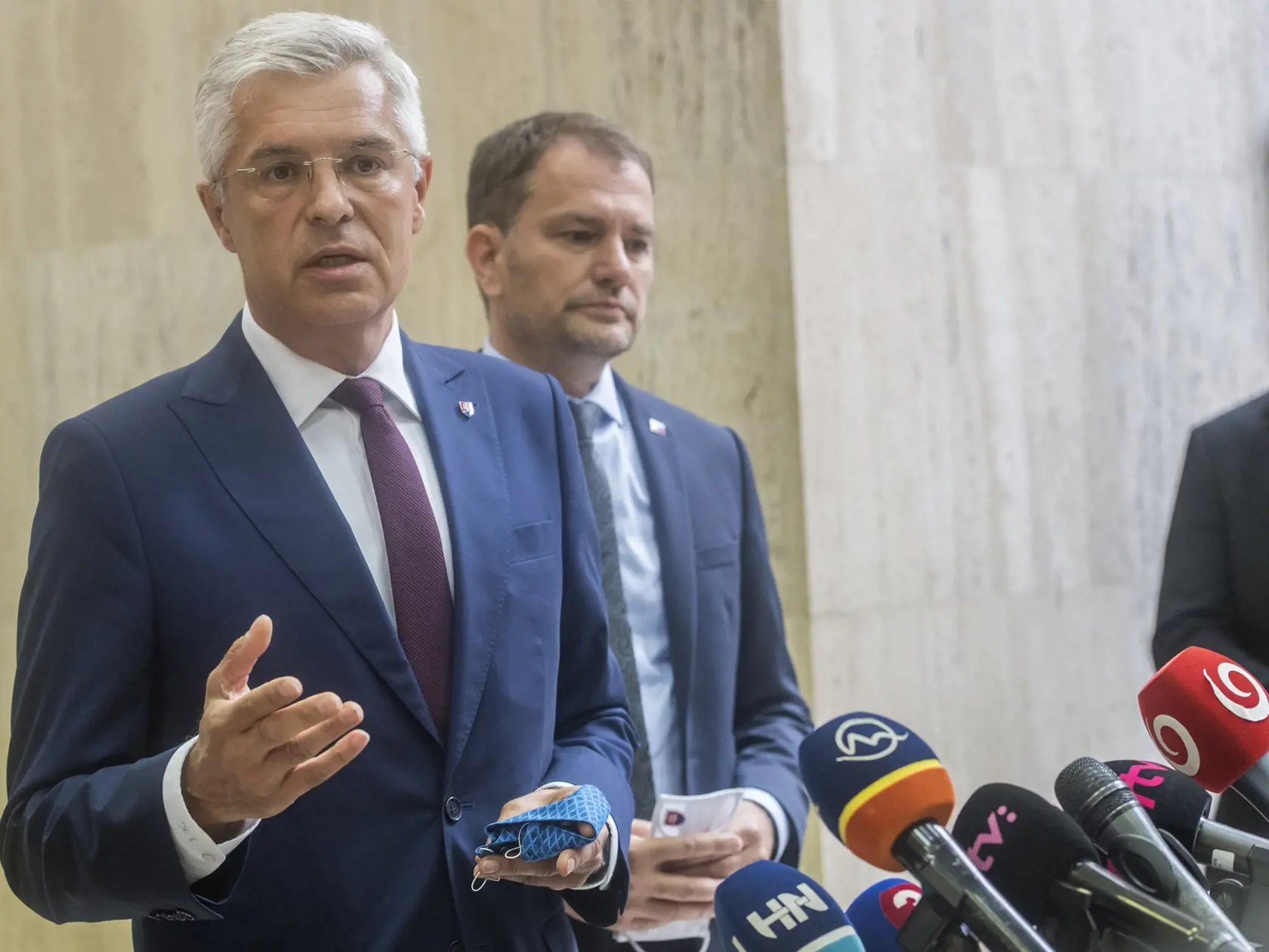 Na snímke vpravo premiér SR Igor Matovič (OĽaNO) a vľavo minister zahraničných vecí a európskych záležitostí SR Ivan Korčok (nominant SaS) počas brífingu s novinármi pred začiatkom 32. schôdze vlády SR v stredu 12. augusta 2020 v Bratislave.