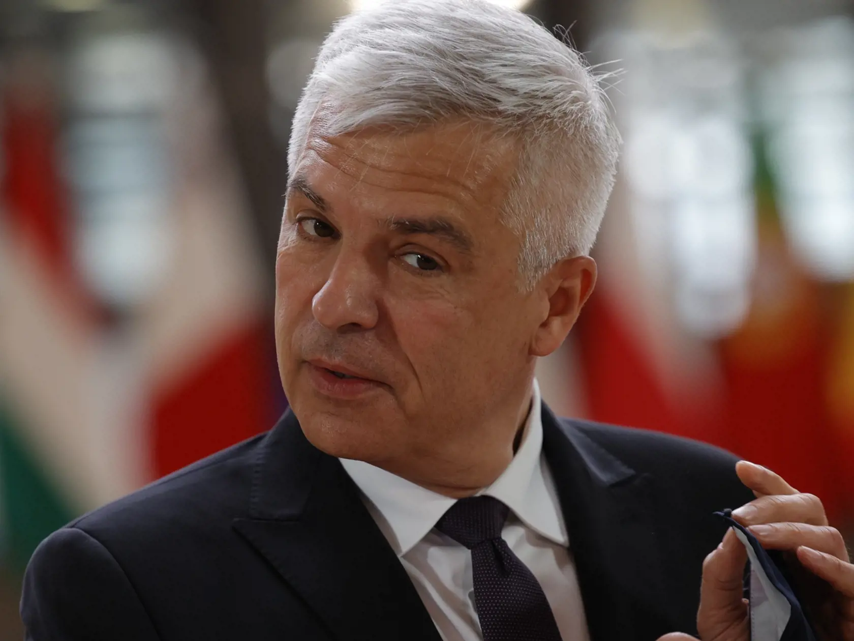 Na snímke minister zahraničných vecí a európskych záležitostí SR Ivan Korčok si odkladá ochranné rúško počas príchodu na zasadnutie Rady EÚ pre zahraničné veci v Bruseli 10. mája 2021.