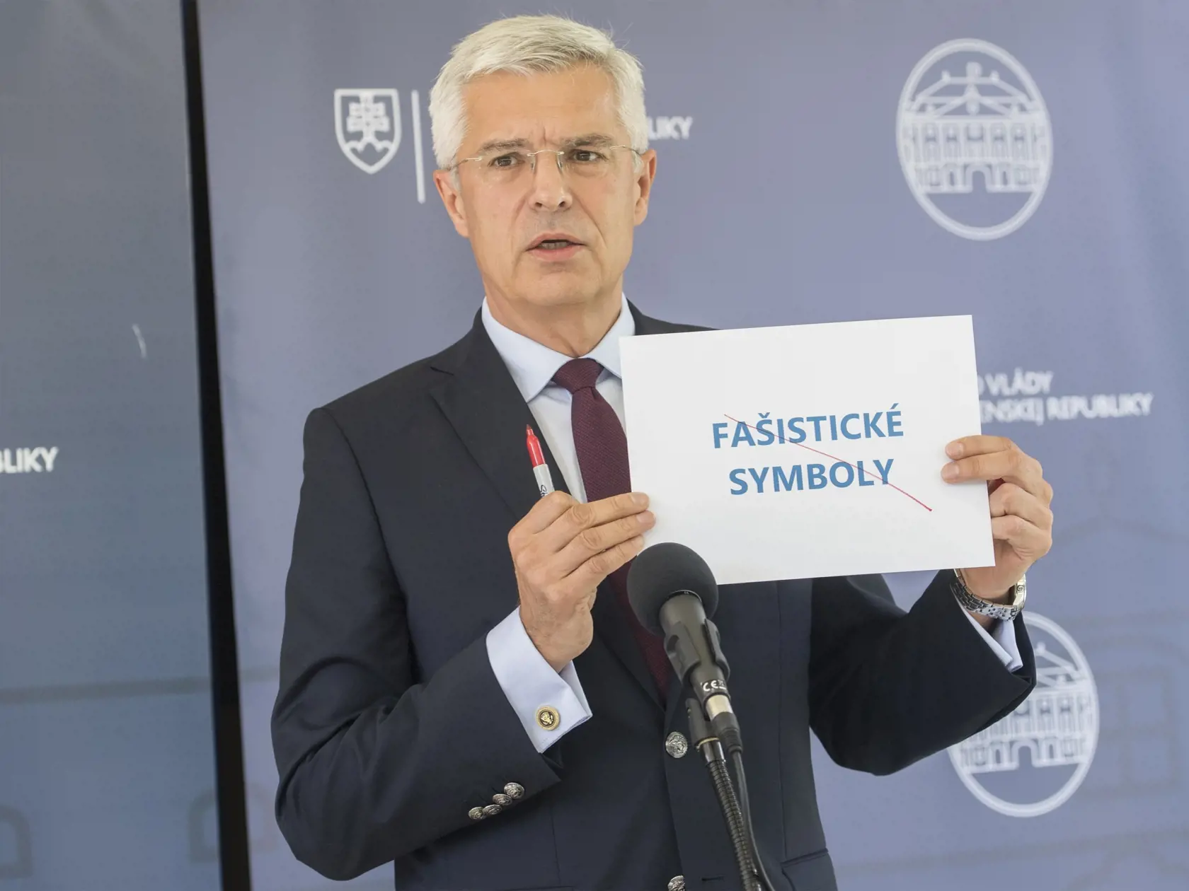 Na snímke minister zahraničných vecí a európskych záležitostí SR Ivan Korčok (nominant SaS) na brífingu s novinármi o dezinformáciách o Bielorusku počas 34. schôdze vlády SR 26. augusta 2020 v Bratislave.
