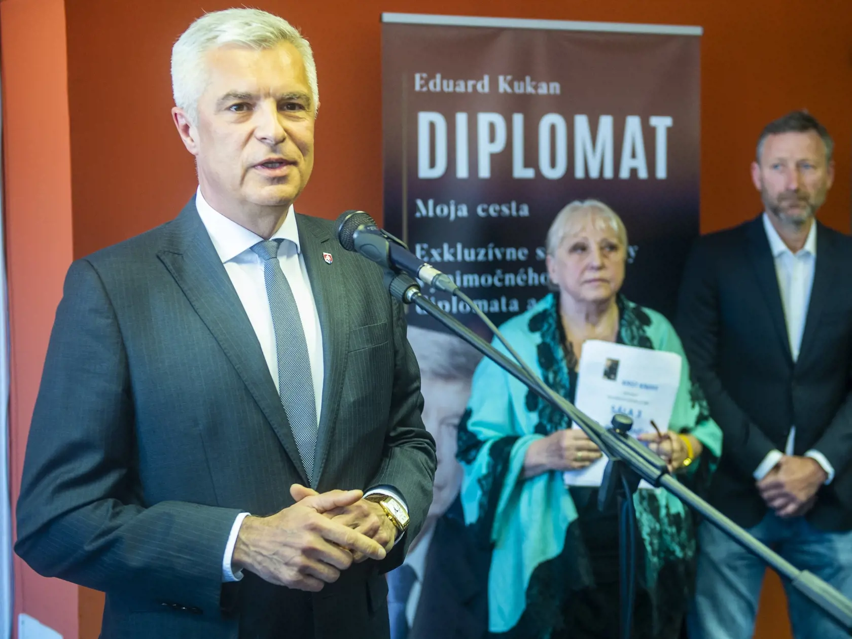 Na snímke zľava minister zahraničných vecí a európskych záležitostí SR Ivan Korčok, Zdenka Kukanová a prezident Slovenského tenisového zväzu (STZ) Miloslav Mečíř počas krstu knihy Eduarda Kukana s názvom Diplomat – Moja cesta v Národnom tenisovom centre (NTC) 31. mája 2022 v Bratislave.