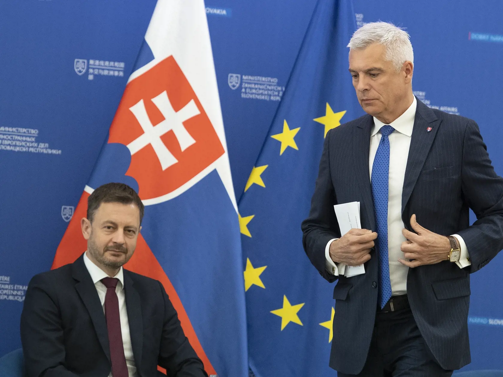 Na snímke predseda vlády SR Eduard Heger (vľavo) a minister zahraničných vecí SR Ivan Korčok (vpravo) počas záverečného hodnotiaceho podujatia ku Konferencii o budúcnosti Európy v Bratislave 30. mája 2022.