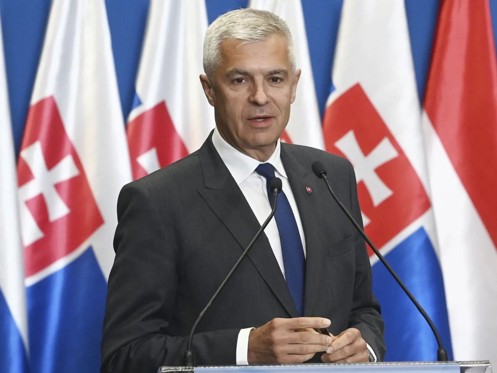 Na snímke minister zahraničných vecí a európskych záležitostí SR Ivan Korčok (nominant SaS) počas tlačovej konferencie v rámci mítingu neformálneho zoskupenia Central 5 - C5, na ktorom sa zúčastnili aj český minister zahraničných vecí Jan Lipavský, rakúsky minister zahraničných vecí Alexander Schallenberg, maďarský minister vonkajších ekonomických vzťahov a zahraničných vecí Péter Szijjártó a slovinská ministerka zahraničných vecí Tanja Fajonová v Budapešti 13. júla 2022.
