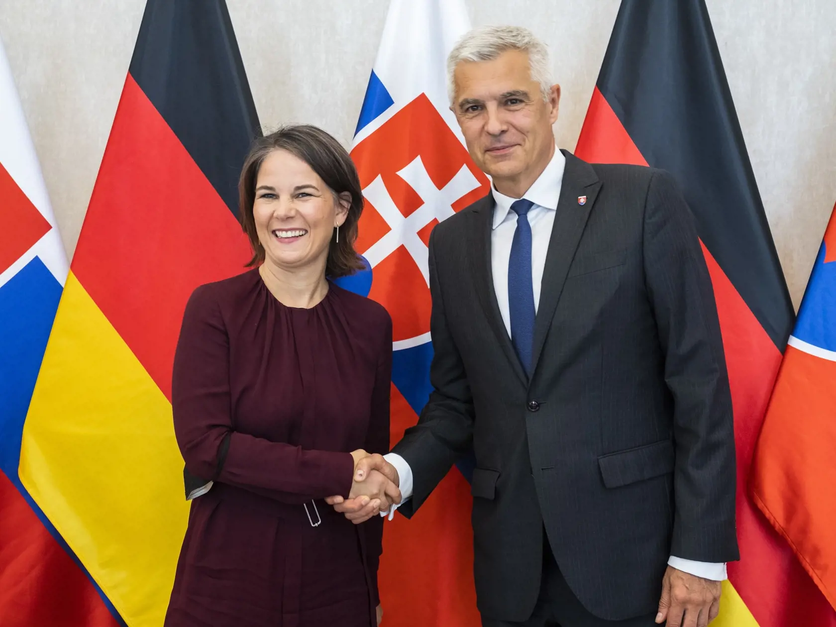 Na snímke vpravo minister zahraničných vecí a európskych záležitostí SR Ivan Korčok (nominant SAS) a vľavo nemecká šéfka diplomacie Annalena Baerbocková počas stretnutia v Bratislave 26. júla 2022.