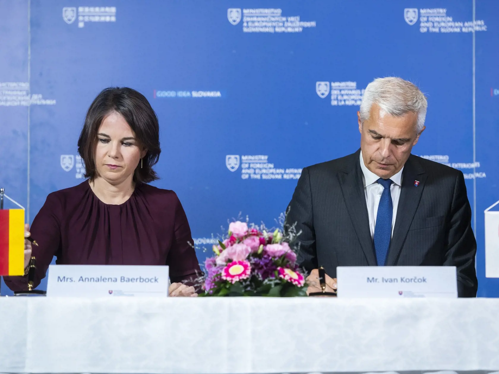 Na snímke vpravo minister zahraničných vecí a európskych záležitostí SR Ivan Korčok (nominant SAS) a vľavo nemecká šéfka diplomacie Annalena Baerbocková  počas podpisu deklarácie o prehĺbenom dialógu medzi SR a Nemeckom na roky 2022 až 2024 v Bratislave 26. júla 2022.