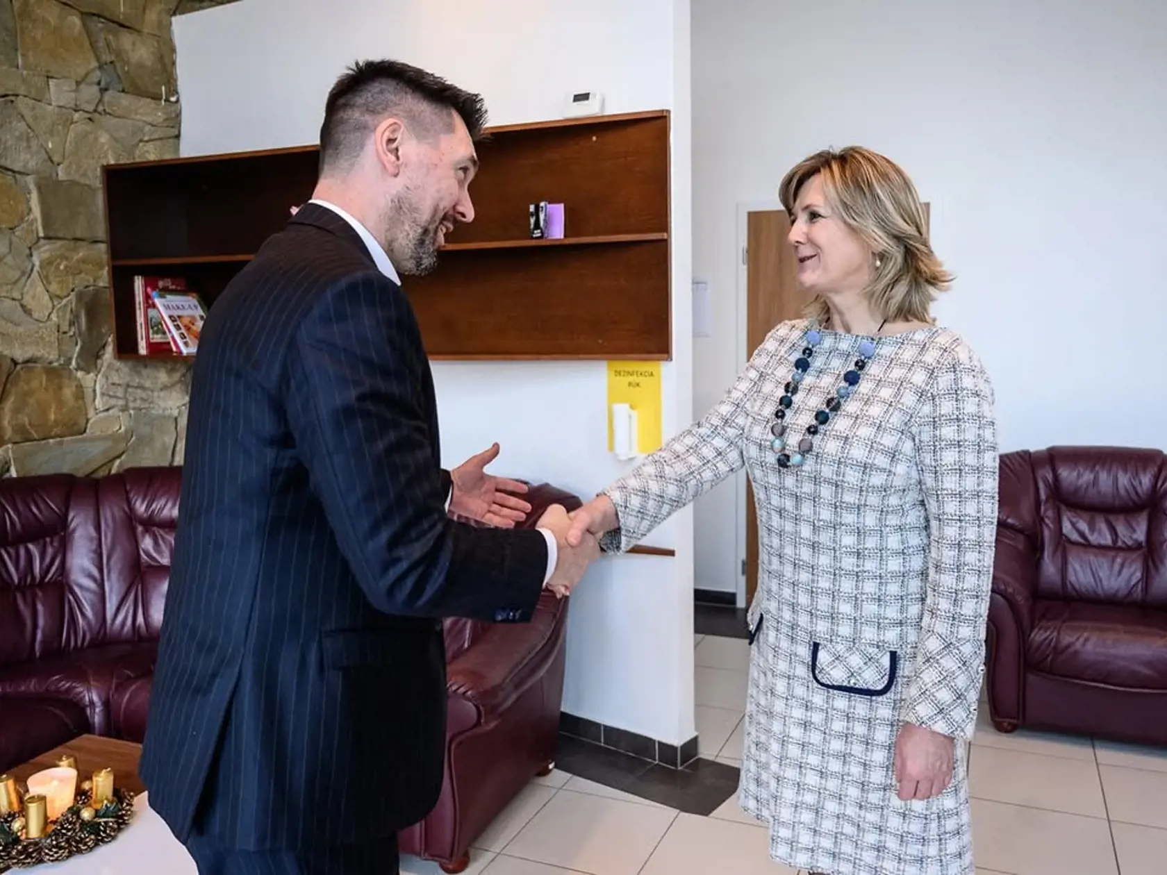 Šéf agrorezortu Richard Takáč (Smer) a minister práce Erik Tomáš (Hlas) spoločne potešili aj detičky v Pezinku. Okrem sladkostí dostali aj zdravé jabĺčka zo slovenských sadov.