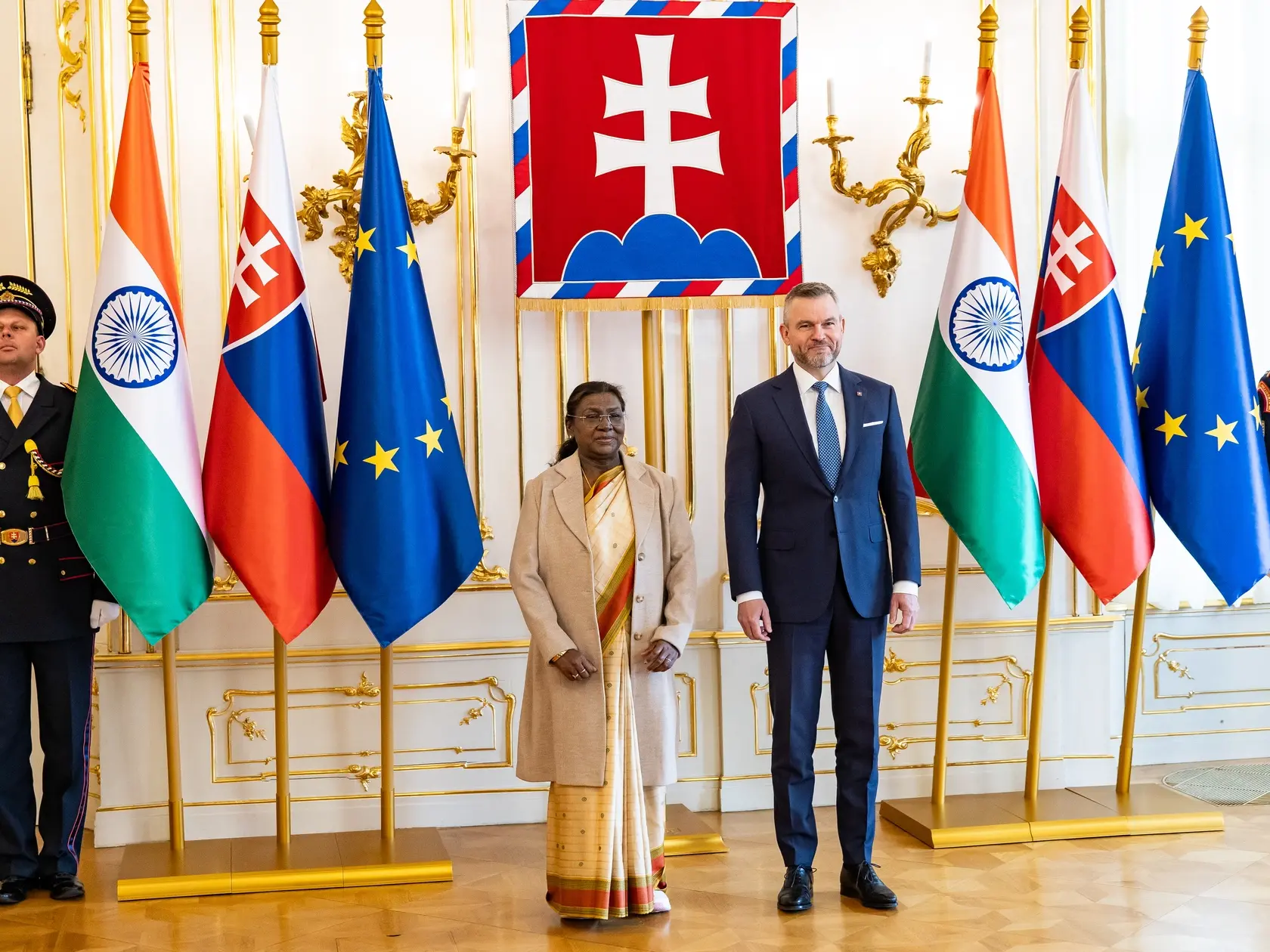 Prezident SR Peter Pellegrini víta v Grasalkovičovom paláci prezidentku Indickej republiky Draupadi Murmúovú.
