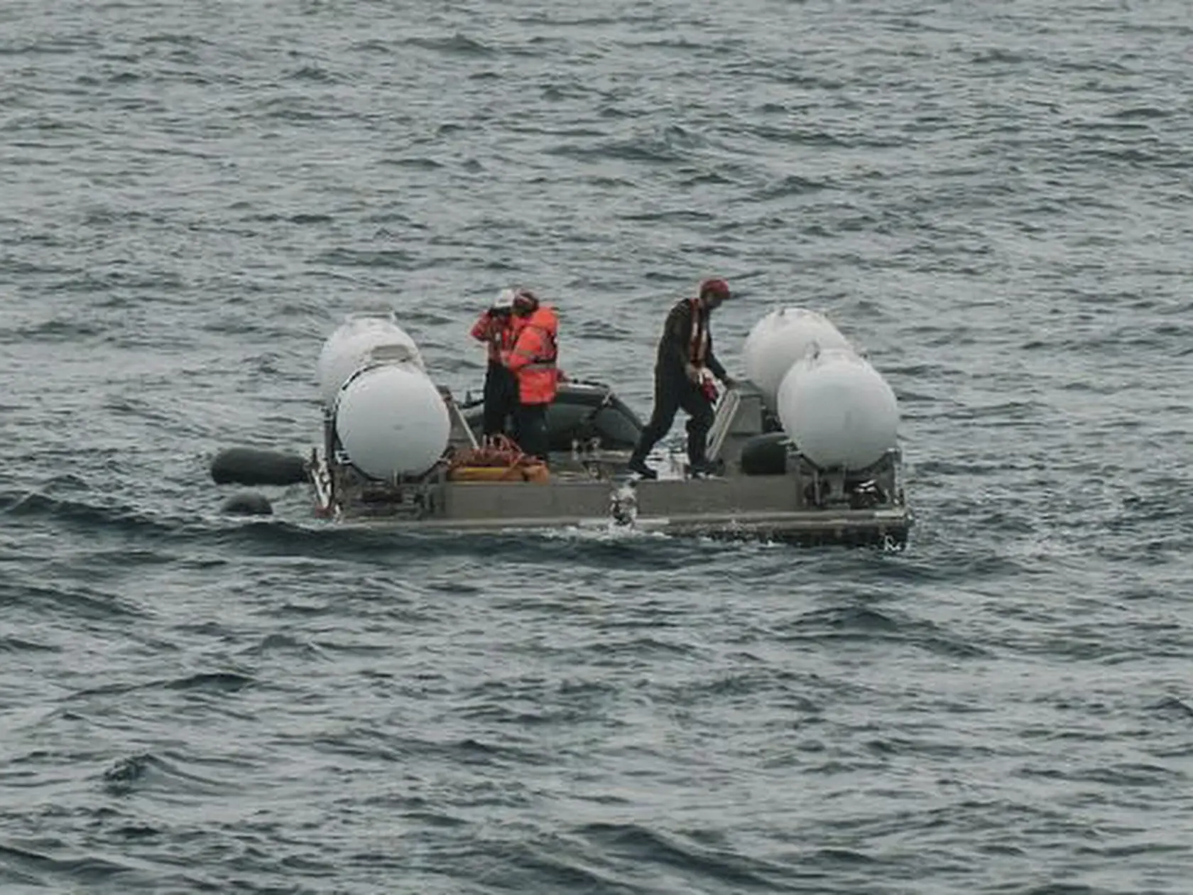 Na snímke, ktorú zverejnila spoločnosť Action Aviation, ponorka Titan sa ponára do Atlantického oceánu počas expedície k Titanicu 18. júna 2023. Záchranári pátrajúci pomocou sonaru po nezvestnej ponorke Titan s piatimi ľuďmi na palube zaznamenali v severnom Atlantiku v oblasti, kde plavidlo pred dvoma dňami zmizlo, pod vodou zvuky. Výletná ponorka Titan sa stratila v nedeľu 18. júna počas plavby k vraku parníka Titanic.