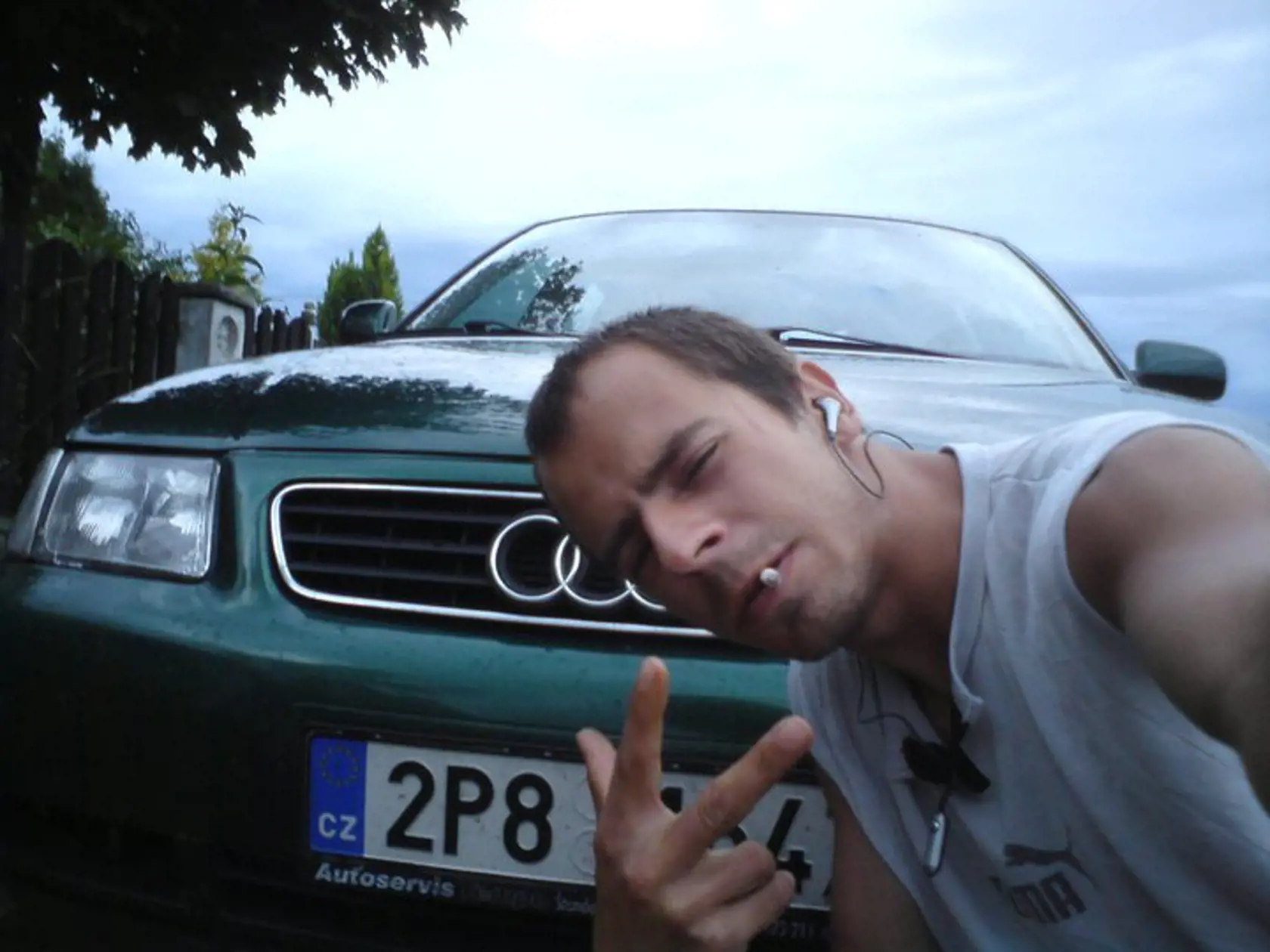 Na sociálnej sieti sa pýši drsnými pózami.