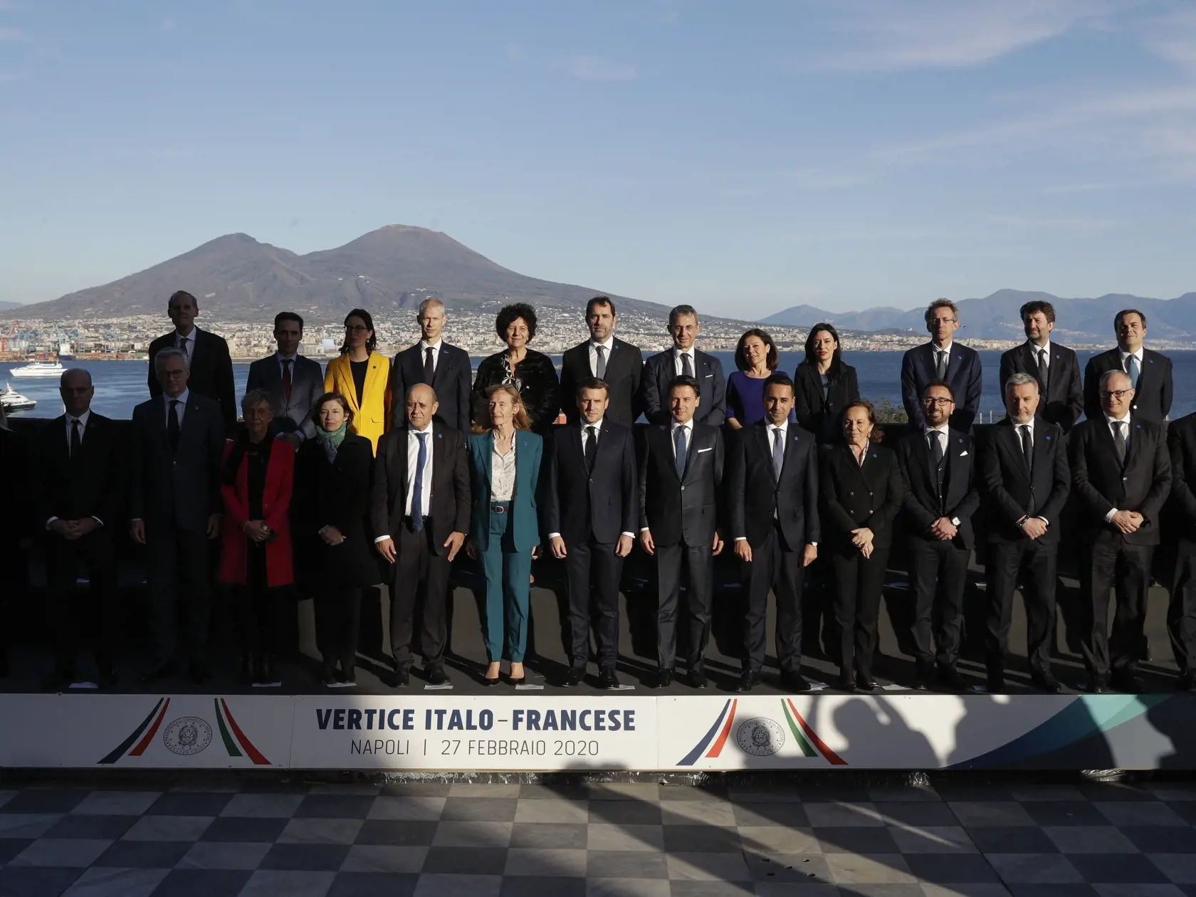 EBE 13 Neapol - Na snímke spoločná fotografia účastníkov prvého taliansko-francúzskeho summitu za účasti prezidentov a ministerských delegácií oboch krajín v Neapole 27. februára 2020. FOTO TASR/AP
The Italian and French delegations pose on the occasion of the firstâ€Ż French-Italian summit in more than two years, in Naples, southern Italy, Thursday, Feb. 27, 2020. (AP Photo/Andrew Medichini)