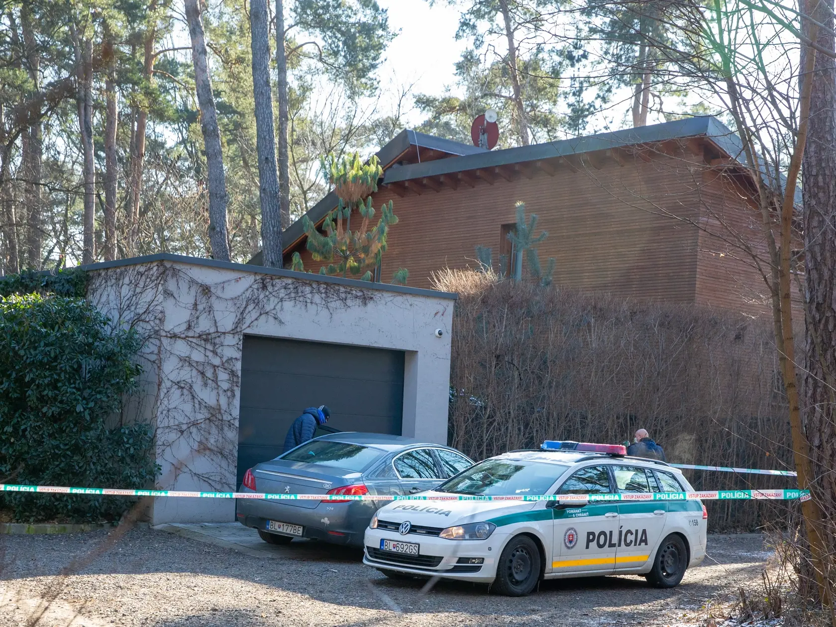 Pred domom Františka Böhma, ktorý spáchal samovraždu, bola polícia do poobedňajších hodín.