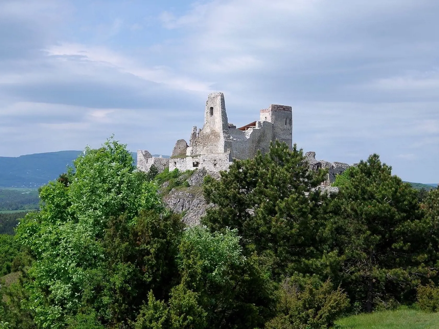Najznámejšia slovenská zrúcanina Čachtický hrad sa spája s legendou o Bátoričke. 