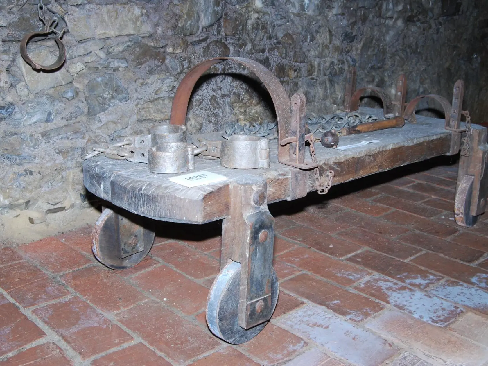 Trenčín -dom krvavého kata: Katov dom v Trenčíne je meštianske obydlie pod hradom. V 16. a 17. storočí tam popravca býval, ale bolo tu i väzenie a mučiareň. Mestské kroniky píšu, že kat popri zločincoch popravil aj nevinných ľudí a napokon skončil pre krádež na popravisku aj on. V dome sa vraj občas hýbu veci a počuť čudné zvuky.