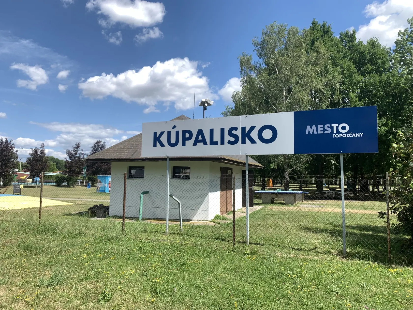 Kúpalisko nájdete netradične medzi panelákmi