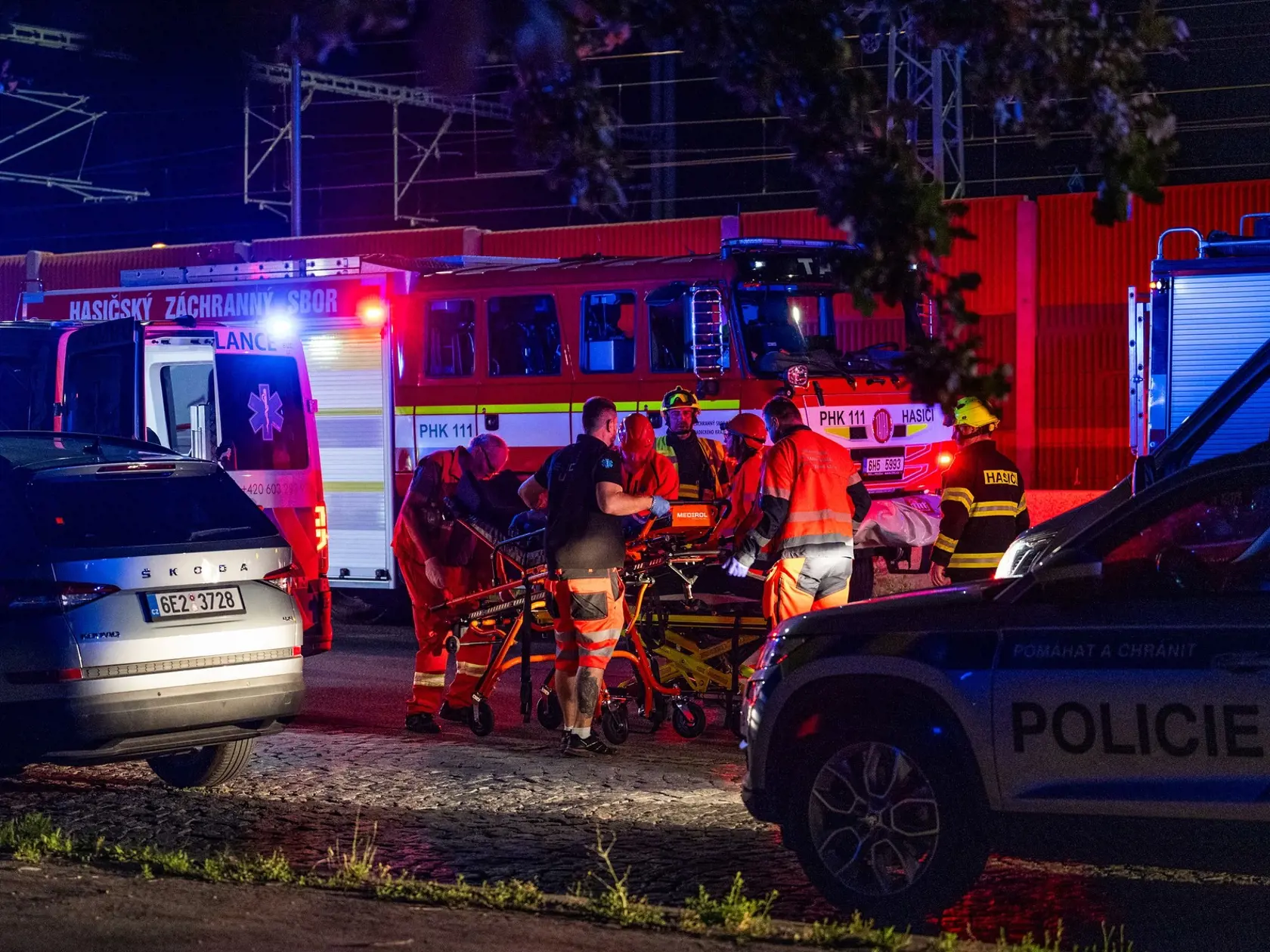 V Pardubiciach sa zrazil rýchlik s nákladným vlakom, zomreli 4 ľudia.