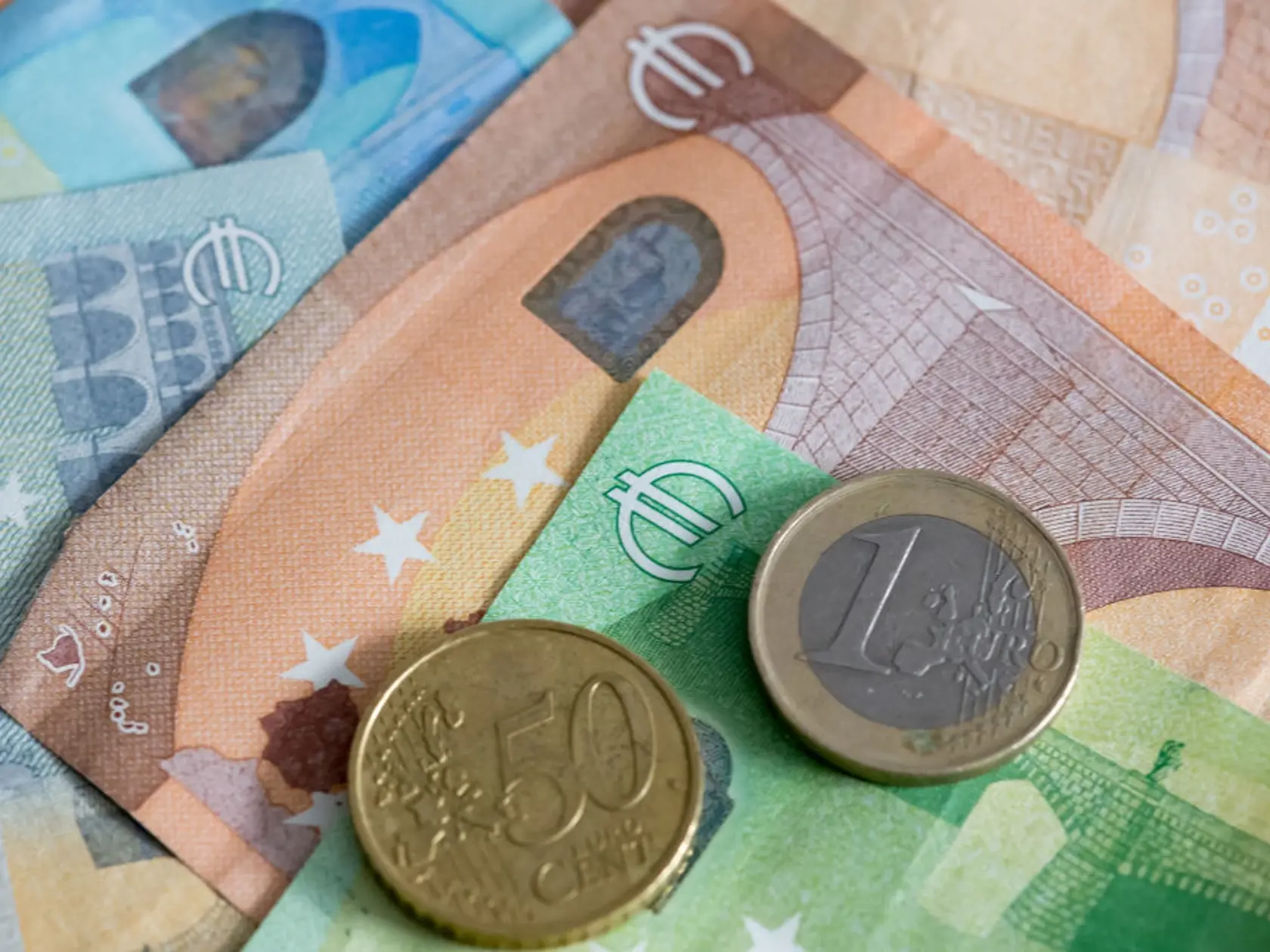 Chudoba na Slovensku sa určuje od hranice príjmu 373 eur mesačne pre jednočlennú domácnosť.