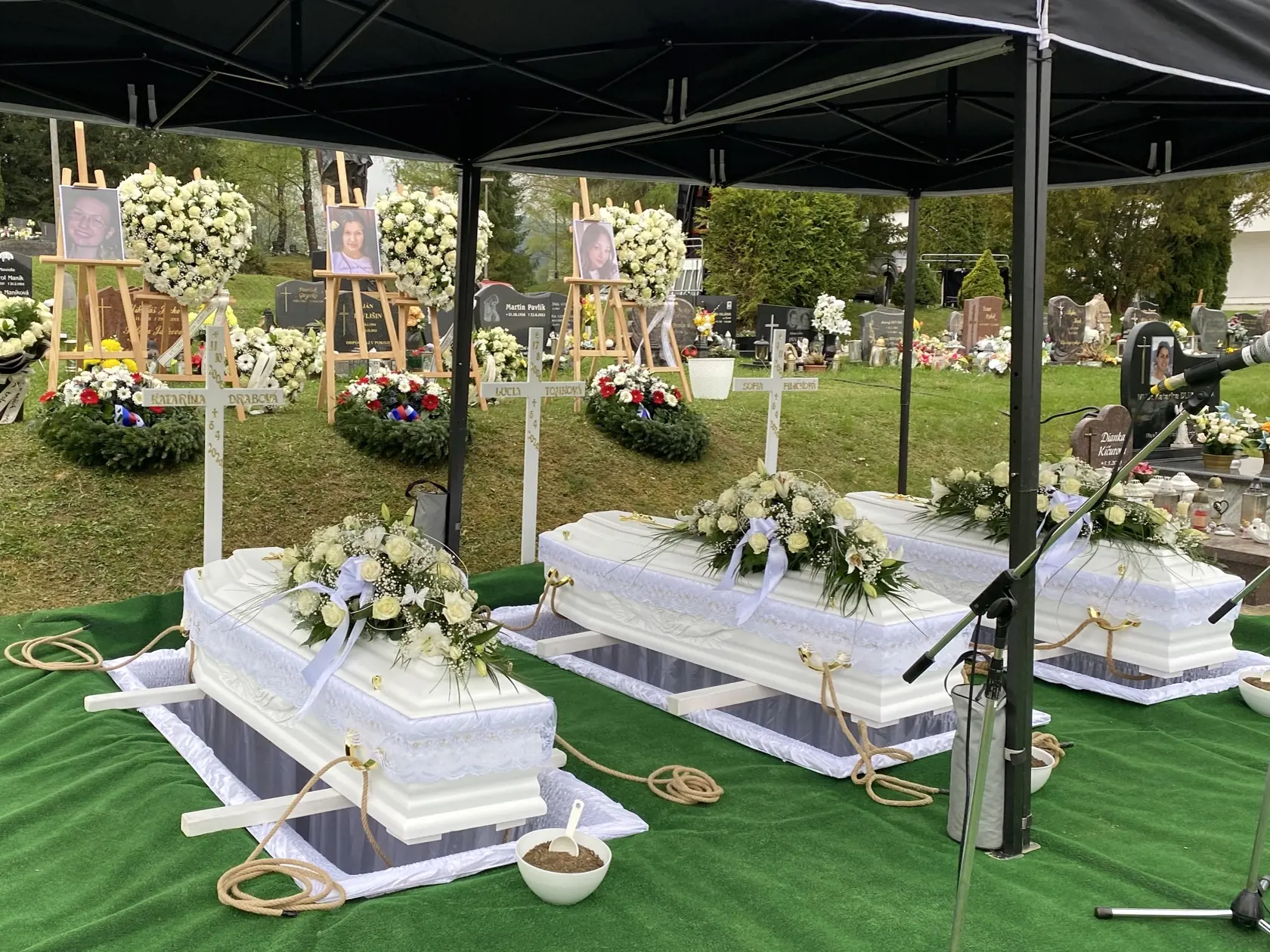 Pohreb troch obetí tragickej havárie pri Spišskej Kapitule v sobotu 6. 4. 2024.
