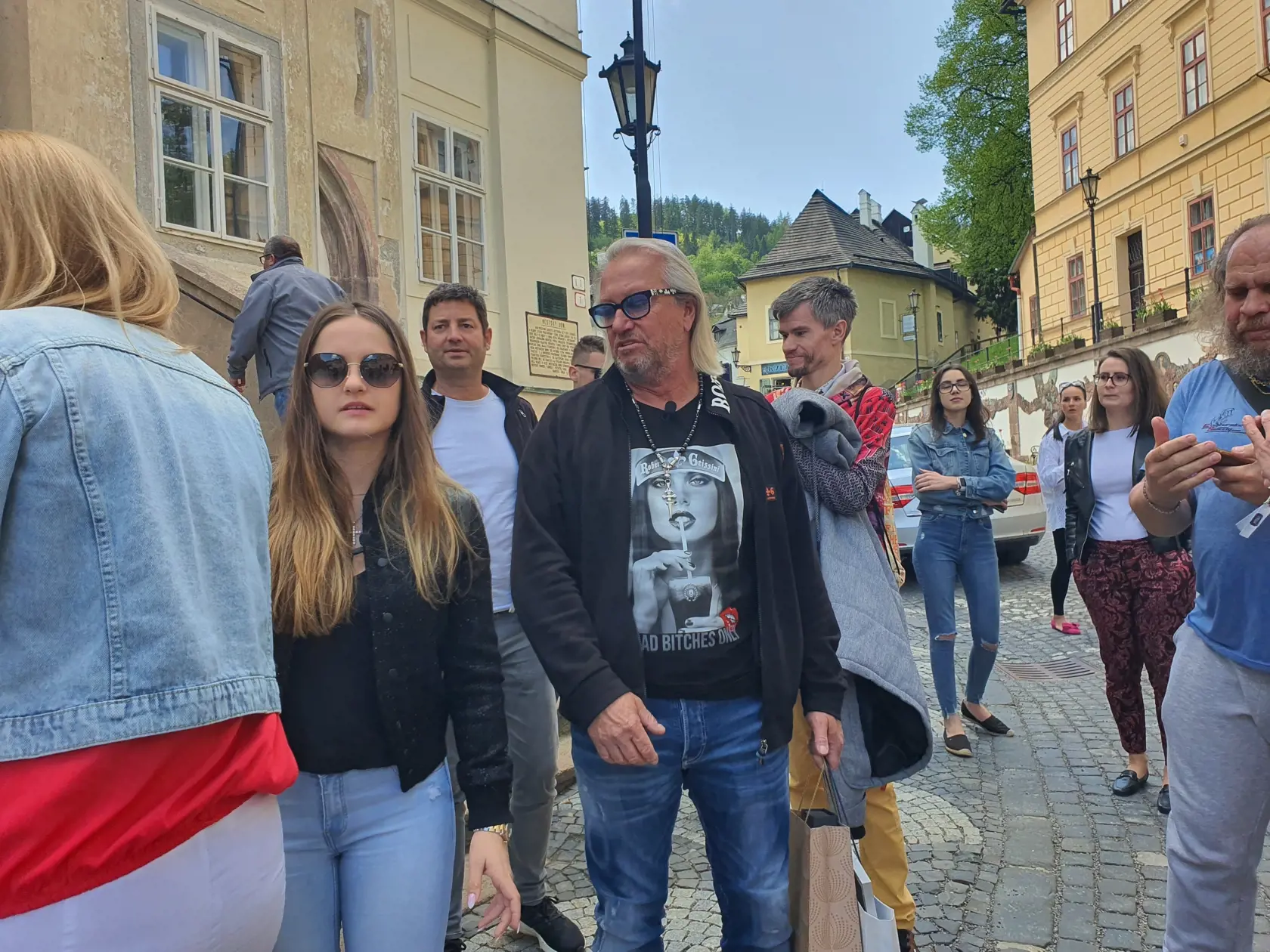 Róbert miluje trička zo svojej kolekcie s obrázkom vpredu. Potreboval by zmenu. Čo tak občas vytiahnuť zo šatníka (polo)košeľu, sveter, mikinu alebo vestičku?