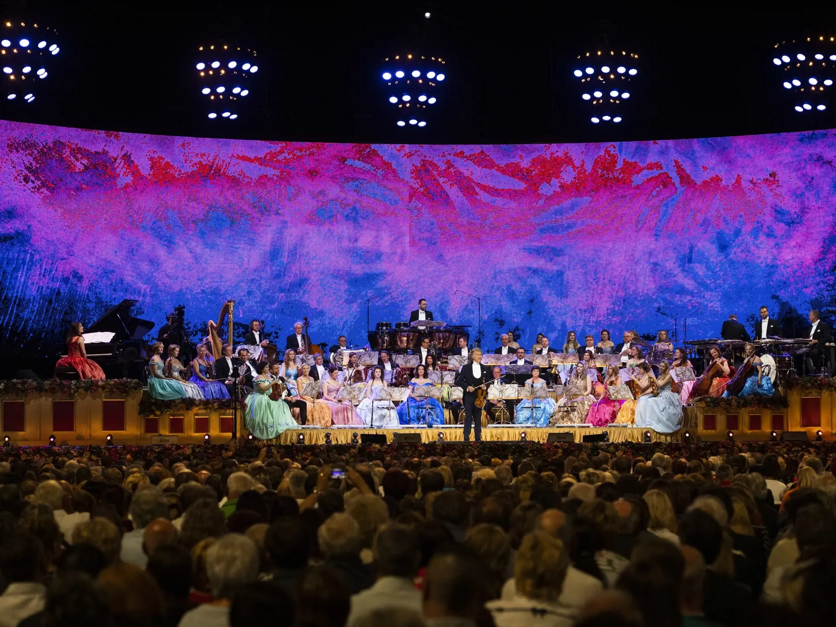 Na snímke holandský huslista a skladateľ André Rieu vystupuje spolu so svojím 60-členným súkromným orchestrom Johann Strauss Orchestra počas koncertu na Zimnom štadióne Ondreja Nepelu 31. mája 2022 v Bratislave. FOTO TASR - Jaroslav Novák