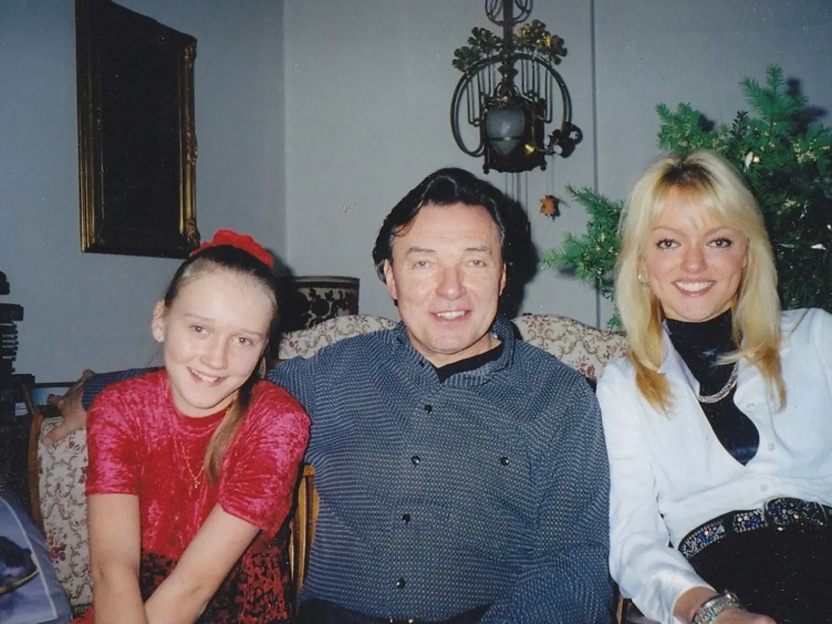 Vianoce 1998: Karel Gott s dcérou Dominikou (vpravo) a Luciou.