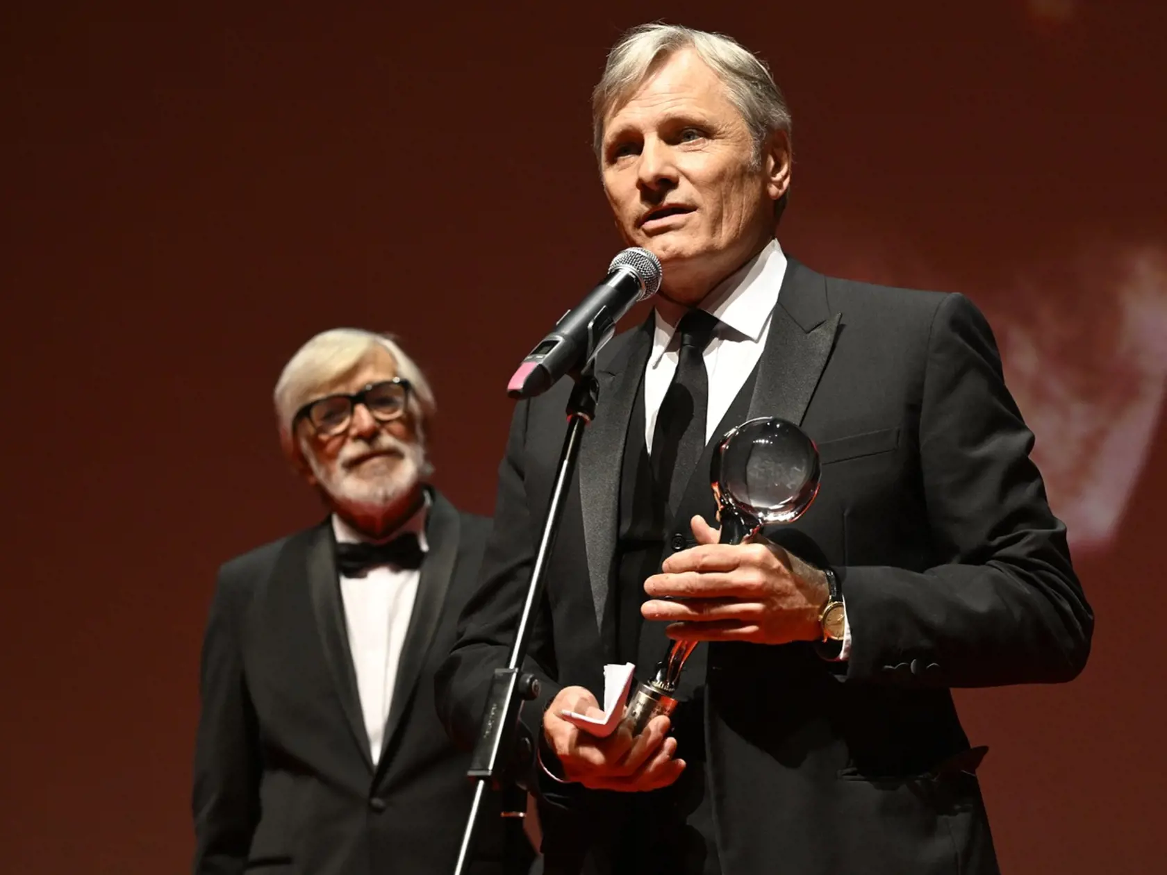 Americký herec Viggo Mortensen si prebral cenu od prezidenta festivalu Jiřího Bartošku.