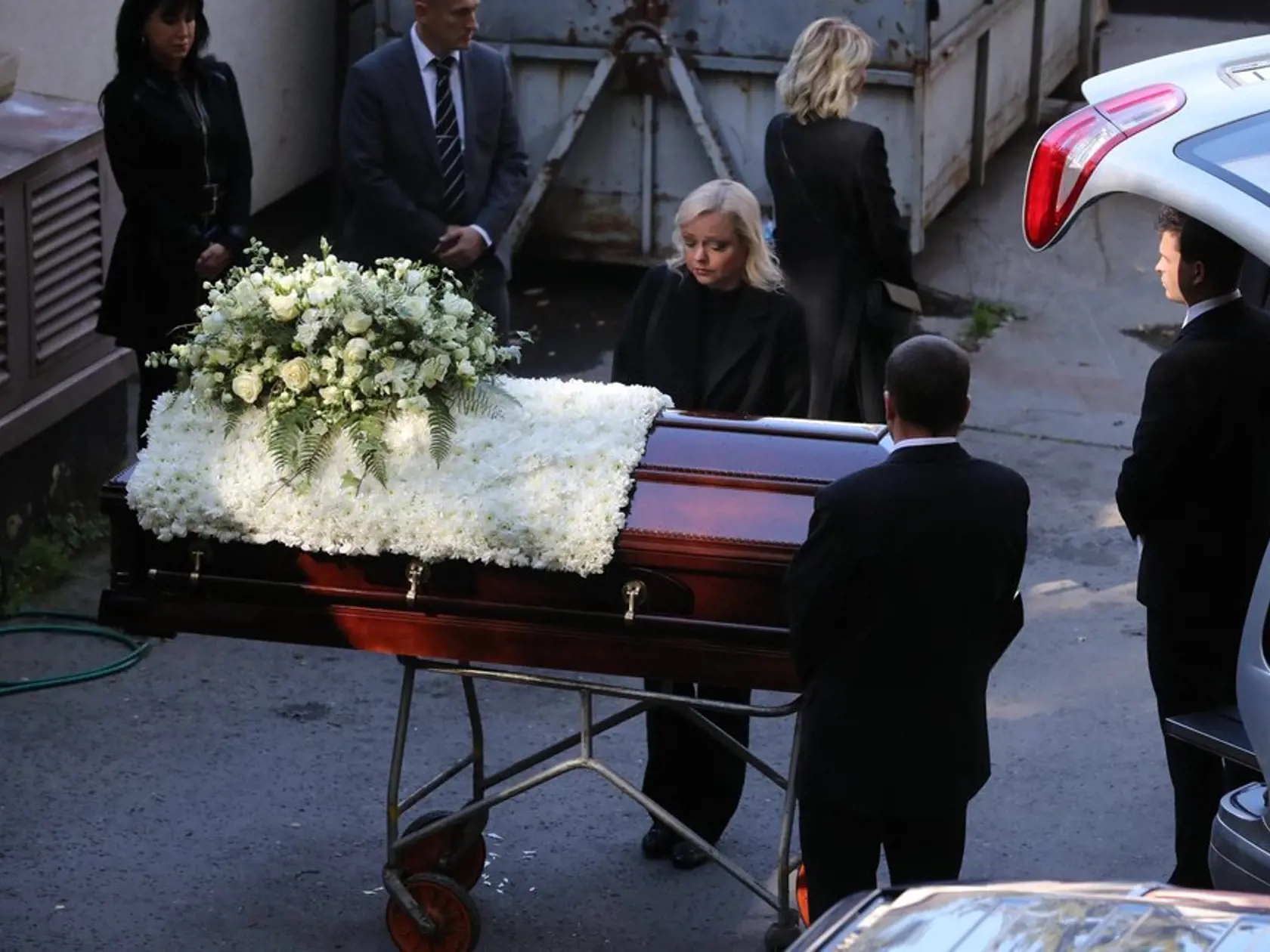 S milovaným manželom a otcom sa skutočne naposledy rozlúčili Ivana, Dominika i Lucie. A to priamo na dvore Krematória Motol.