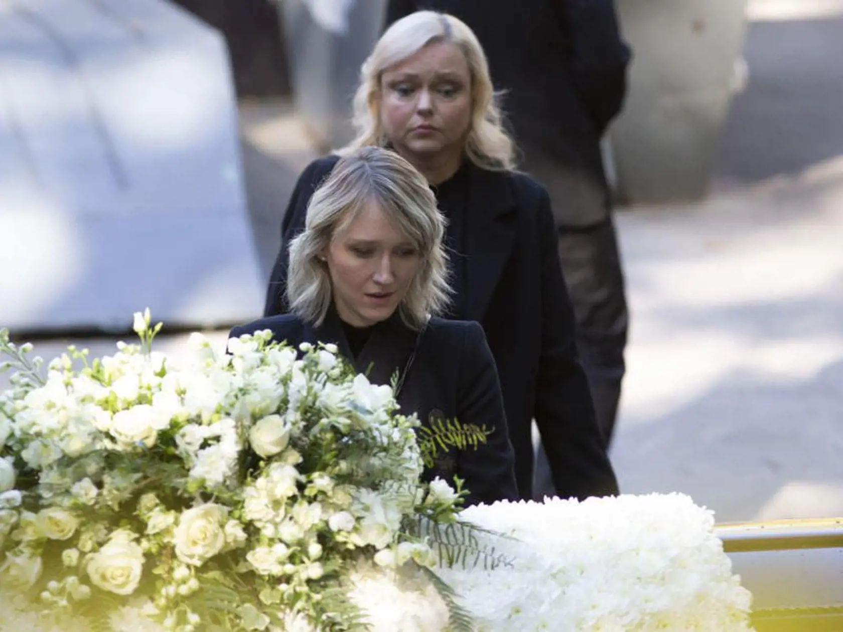 Na dvore krematória najstaršia spevákova dcéra Dominika (vzadu) neudržala slzy a plakala do dlaní.