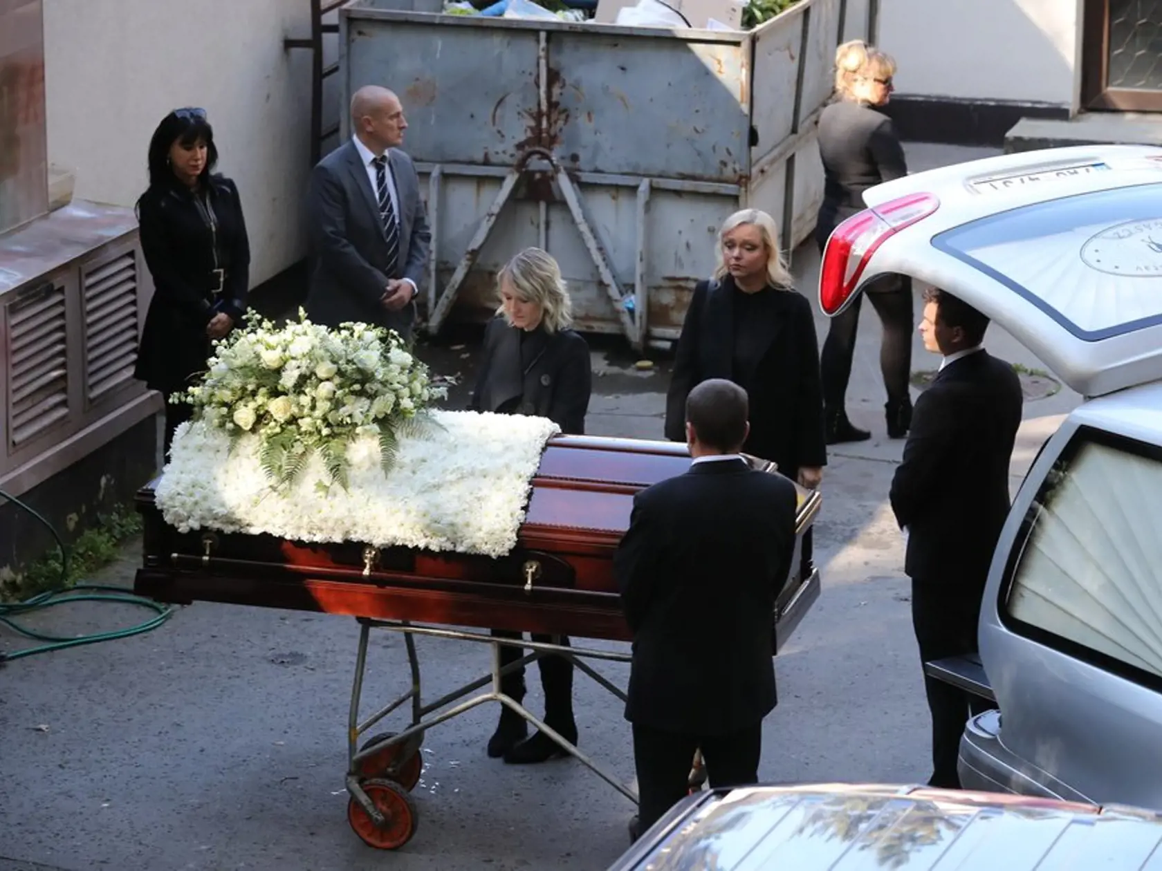 S milovaným manželom a otcom sa skutočne naposledy rozlúčili Ivana, Dominika i Lucie. A to priamo na dvore Krematória Motol.