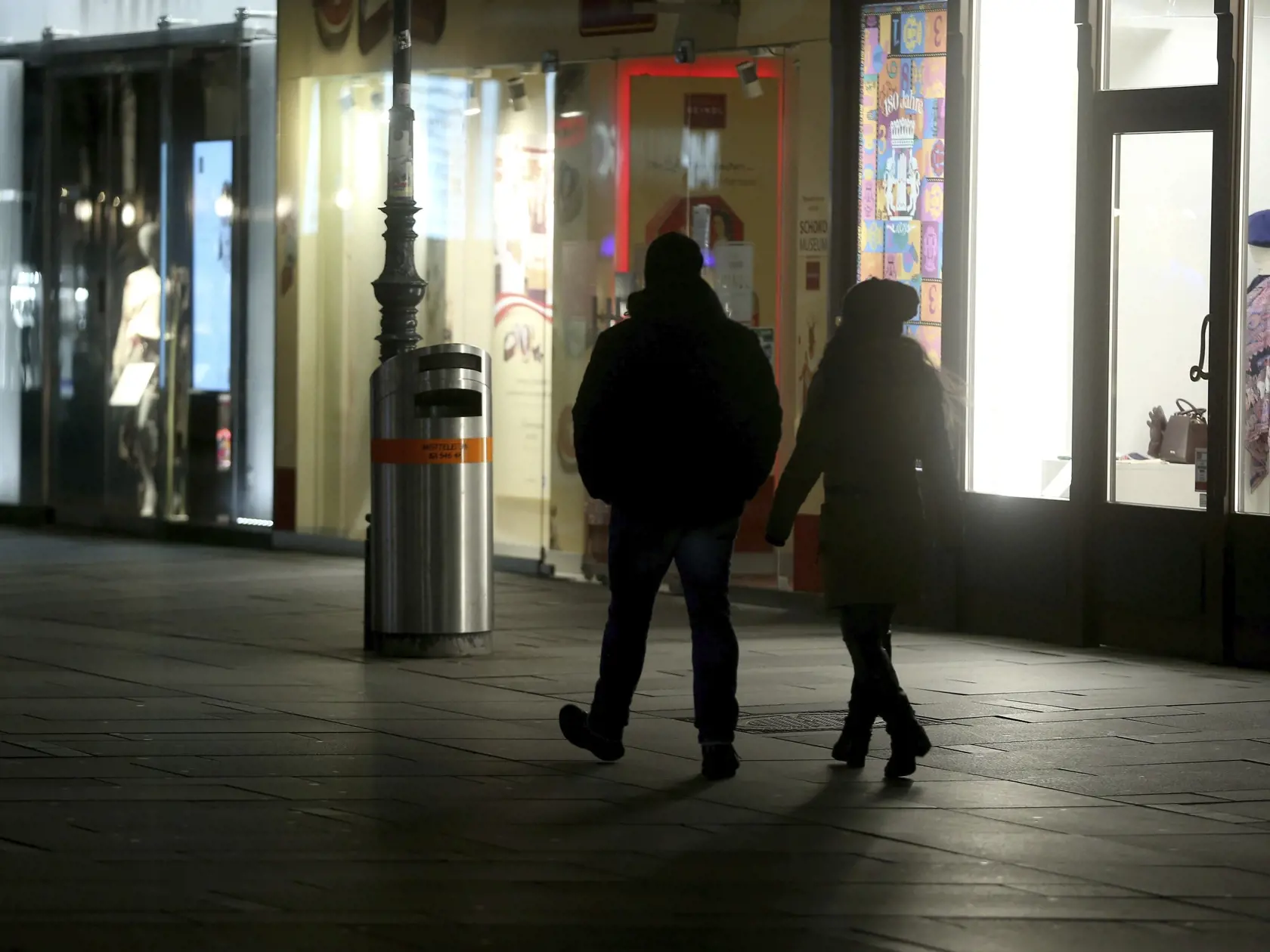 WA 3 Viedeň - Pár kráča prázdnou pešou zónou vo Viedni v nedeľu večer 22. marca 2020. Každodenný nárast v počte prípadov nakazenia novým koronavírusom v Rakúsku je čoraz menej výrazný, čo znamená, že "prijaté opatrenia začínajú účinkovať". Vyhlásil to rakúsky minister zdravotníctva Rudolf Anschober, ktorého citovala v nedeľu večer tlačová agentúra APA. Do nedeľňajšieho popoludnia bolo v Rakúsku známych už 3244 prípadov nakazenia - o 430 viac než v predošlý deň. Tento prírastok je dosiaľ najvyšší
