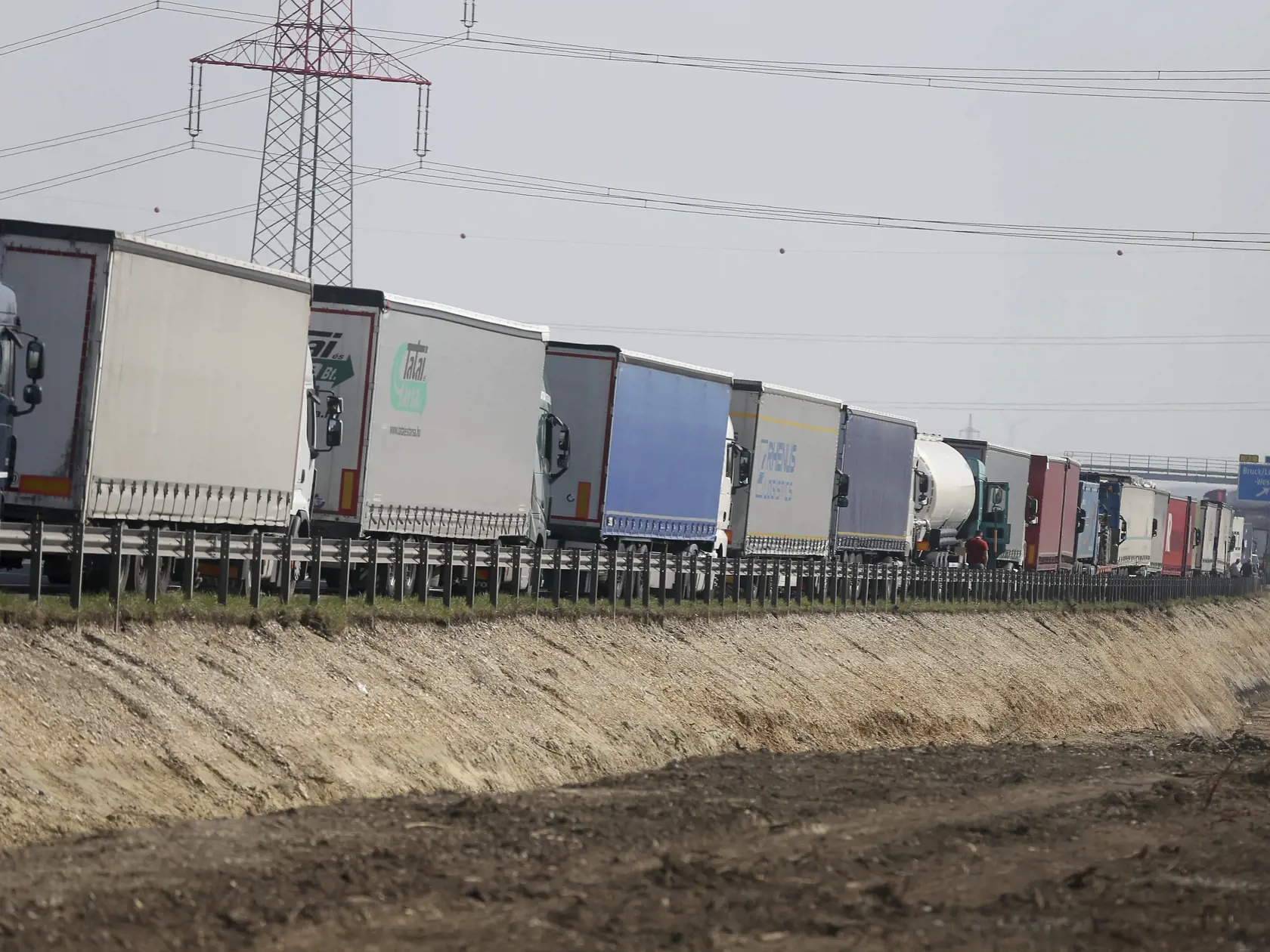 EBE 17 Bruck an der Leitha - Na snímke kolóna kamiónov stojí na diaľnici blízko hranice medzi Rakúskom a Maďarskom neďaleko obce  Bruck an der Leitha v Rakúsku 18. marca 2020. Maďarsko uzavrelo túto hranicu. FOTO TASR/AP
Trucks stand on the highway close to the border between Austria and Hungary near Bruck an der Leitha, Austria, Wednesday, March 18, 2020. Hungary has closed the border. Only for most people, the new coronavirus causes only mild or moderate symptoms, such as fever and cough. For 