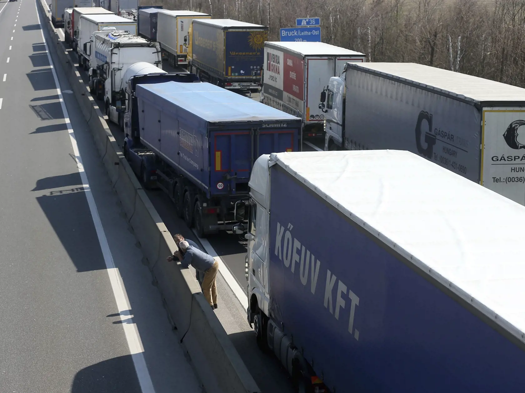 EBE 18 Bruck an der Leitha - Na snímke kolóna kamiónov stojí na diaľnici blízko hranice medzi Rakúskom a Maďarskom neďaleko obce  Bruck an der Leitha v Rakúsku 18. marca 2020. Maďarsko uzavrelo túto hranicu. FOTO TASR/AP
Trucks stand on the highway close to the border between Austria and Hungary near Bruck an der Leitha, Austria, Wednesday, March 18, 2020. Hungary has closed the border. Only for most people, the new coronavirus causes only mild or moderate symptoms, such as fever and cough. For 