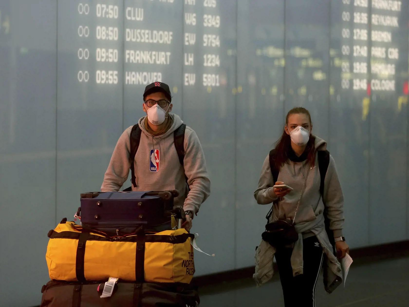 KK21 Viedeň - Ľudia s ochrannými rúškami na letisku Schwechat vo Viedni 23. marca 2020. Počet potvrdených prípadov nakazenia koronavírusom sa v Rakúsku v pondelok popoludní zvýšil z 3244 na 3924. FOTO TASR/AP
People wear protective masks at Vienna's Schwechat airport, Austria, Monday, March 23, 2020. For most people the coronavirus causes mild or moderate symptoms, such as fever and cough, but for some, especially older adults and people with existing health problems, it can cause more severe il