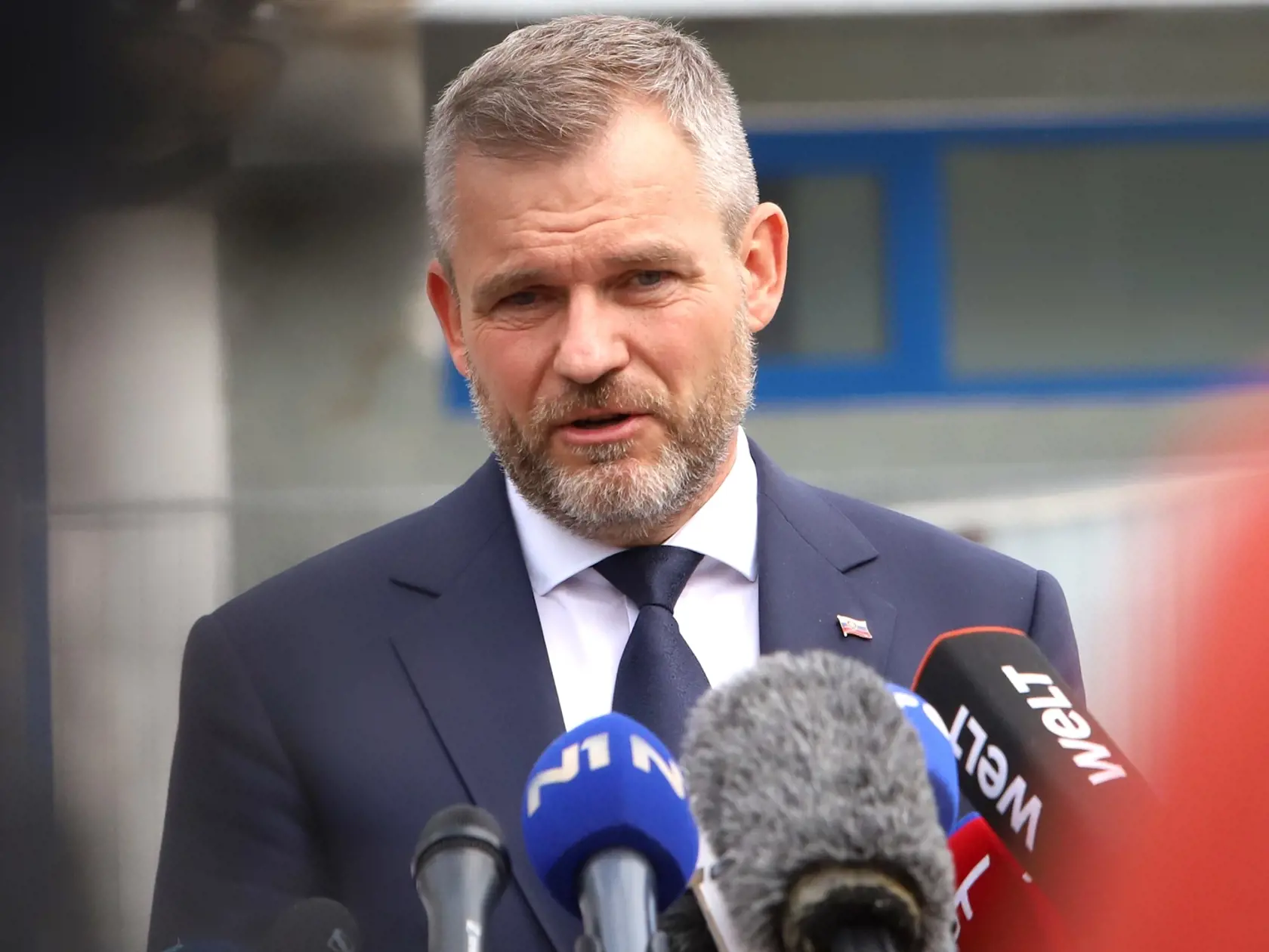 Premiéra SR Roberta Fica včera (15.5) po streľbe previezli do nemocnice v Banskej Bystrici. Na snímke novozvolený prezident SR Peter Pellegrini počas tlačovej konferencie v areáli v Rooseveltovej nemocnici v Banskej Bystrici 16. mája 2024 po návšteve postreleného predsedu vlády v banskobystrickej nemocnici.