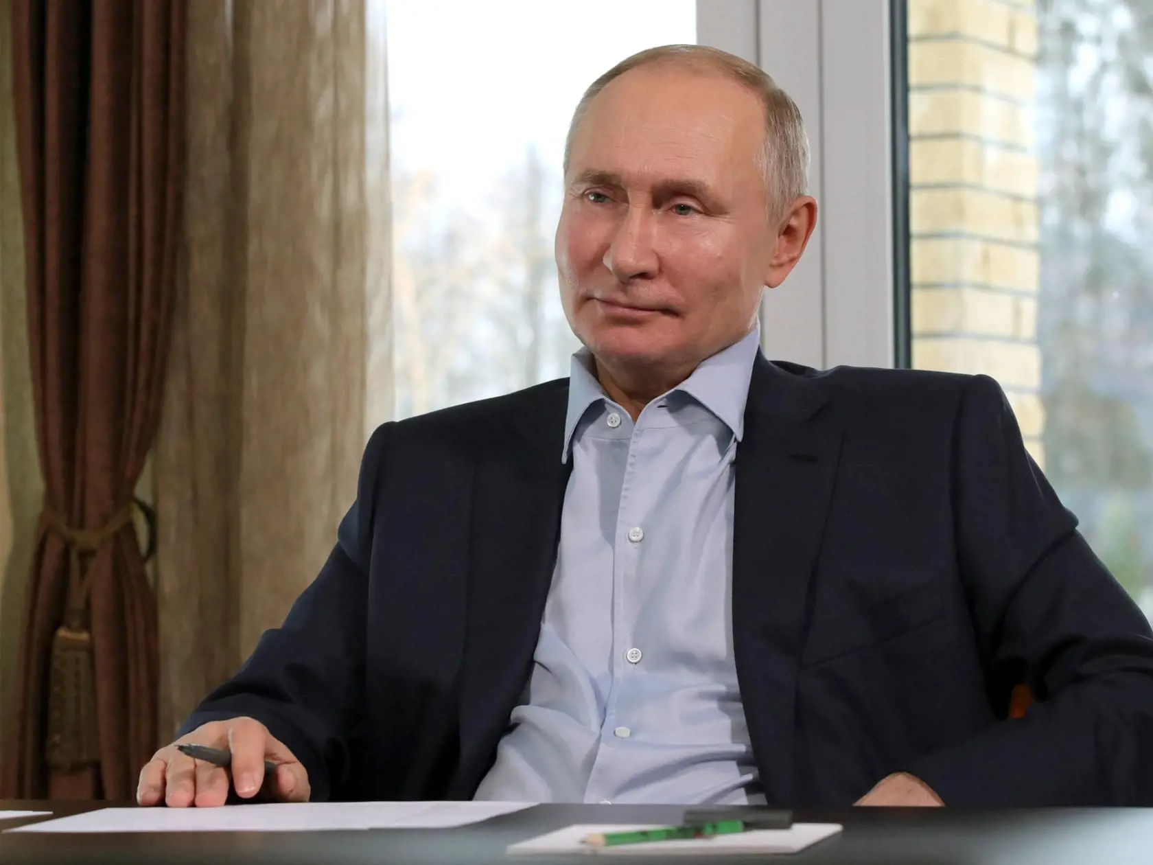 WA 37 Zavidovo - Ruský prezident Vladimir Putin počas videorozhovoru so študentami vo svojej  prezidentskej rezidencii v Zavidove, 150 km severne od Moskvy v pondelok 25. januára 2021. Vladimir Putin v pondelok odmietol tvrdenie odporcu Kremľa Alexeja Navaľného, že mu patrí luxusné sídlo na pobreží Čierneho mora. Informovala o tom tlačová agentúra AFP. Investigatívny film o veľkolepej rezidencii Putina zverejnil na internete v utorok 19. januára tím opozičného politika Navaľného. FOTO TASR/AP 

