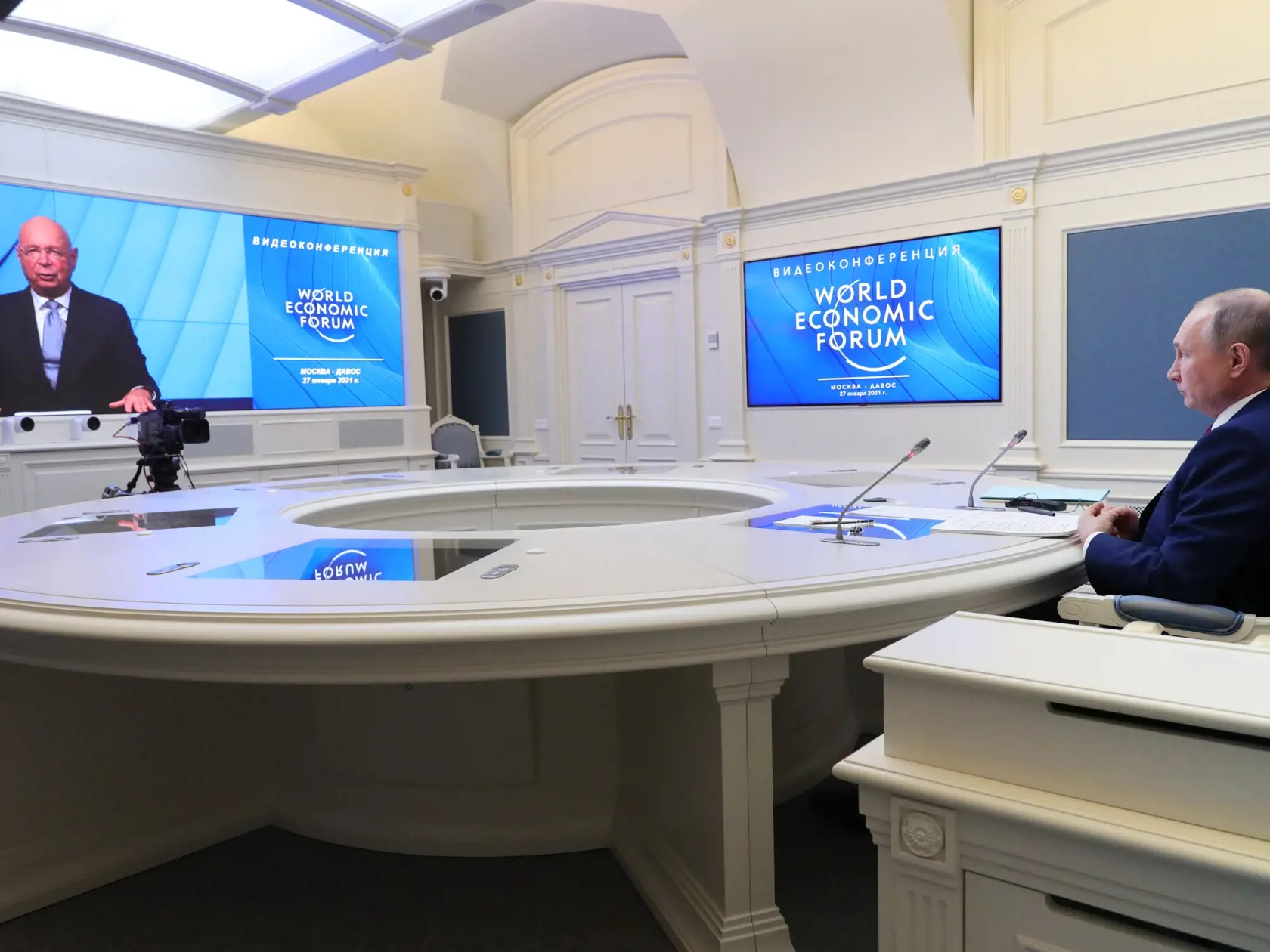 EBE 4 Moskva - Na snímke vpravo ruský  prezident Vladimir Putin počas diskusie na virtuálnom Svetovom ekonomickom fóre v Davose 27. januára 2021. FOTO TAR/AP
Russian President Vladimir Putin speaks to participants of the the World Economic Forum via a video link in Moscow, Russia, Wednesday, Jan. 27, 2021. Putin warned of rising global tensions and growing risks of new conflicts and called for broader international cooperation to tackle new challenges. (Mikhail Klimentyev, Sputnik, Kremlin Pool 